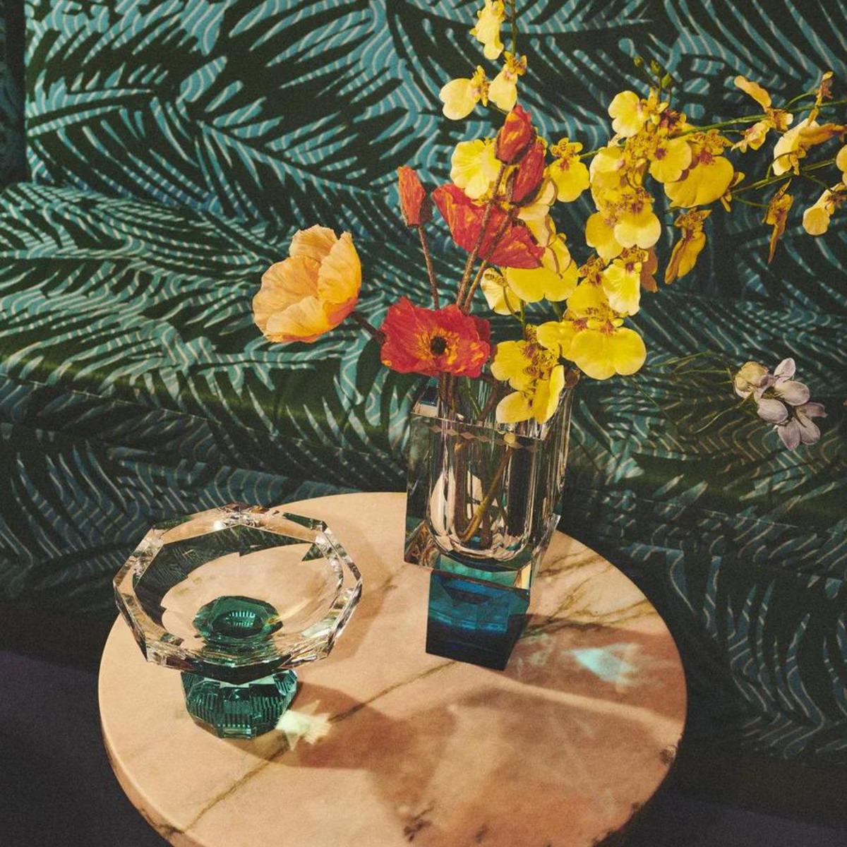 Vaso di cristallo, modello IHO, 21° secolo.

Che sia presentato da solo o come parte di una decorazione, un bel vaso di cristallo aggiunge un tocco di raffinatezza, trasformando una semplice composizione in un'esperienza visiva accattivante.
Tempo