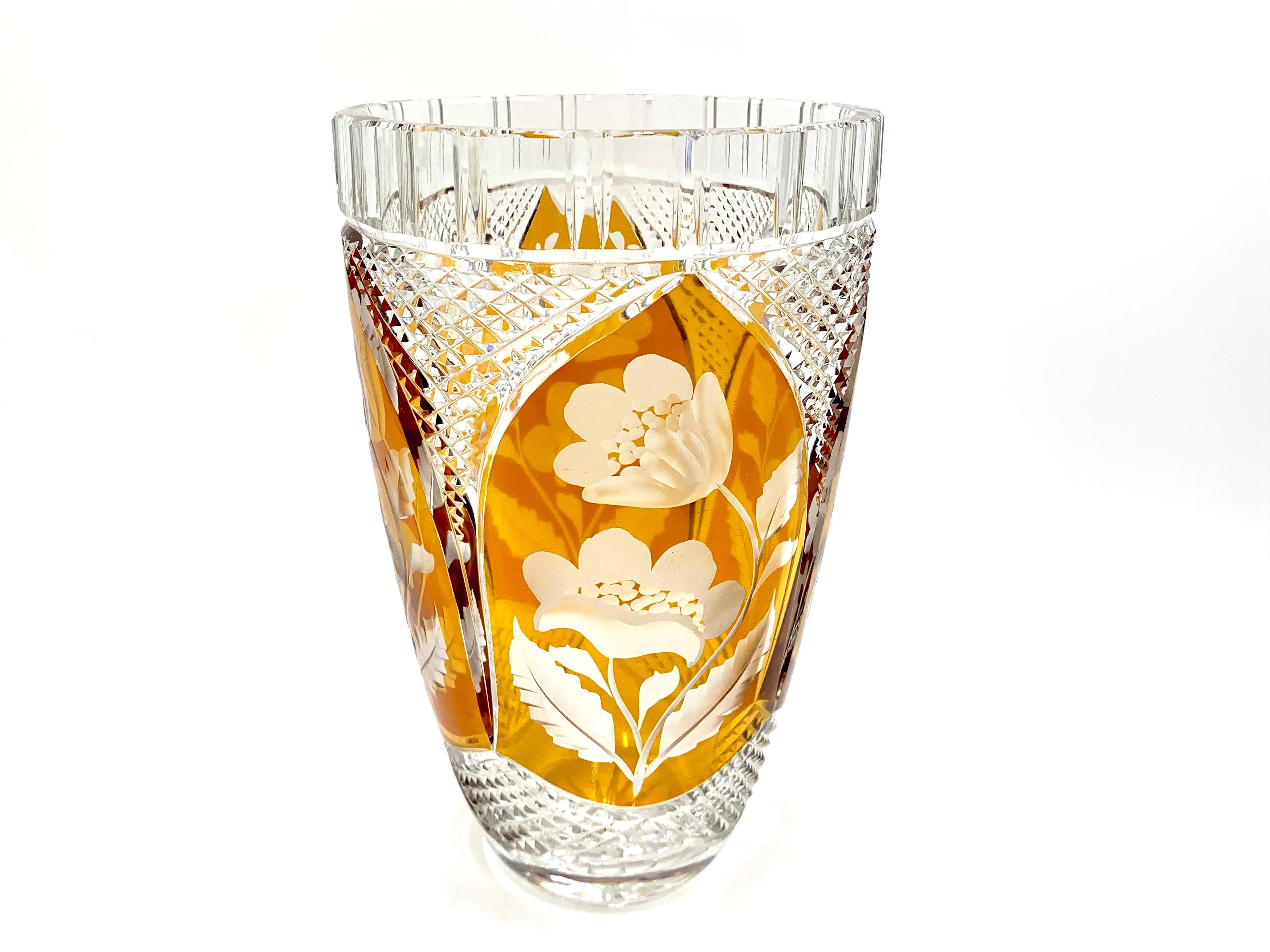 Crystal vase with honey glass and pattern. Produced in Poland by the Julia Glassworks in the 1960s.

Very good condition

height 31cm, diameter 11cm.