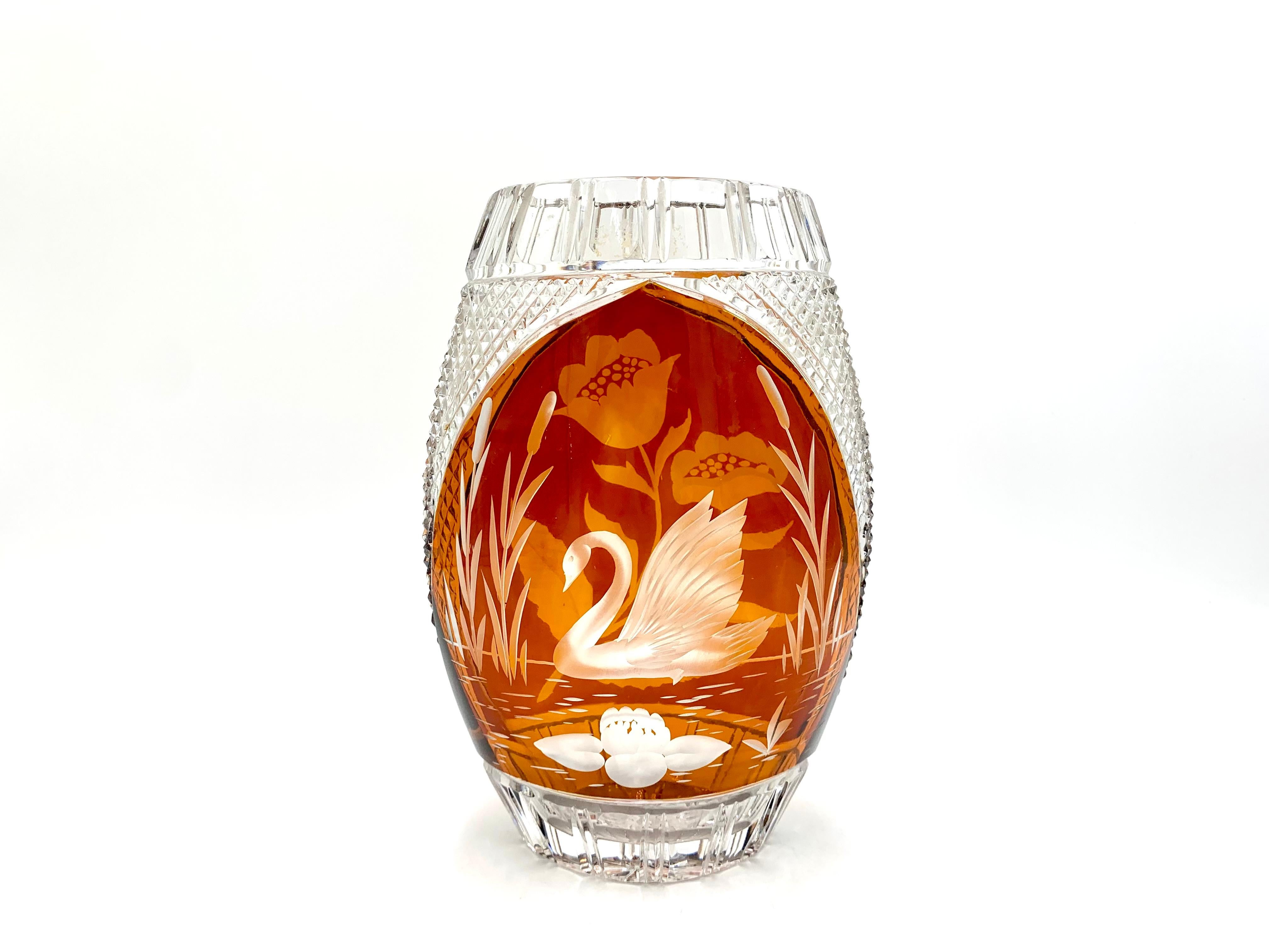 Crystal vase with honey glass and pattern. Produced in Poland by the Julia Glassworks in the 1960s.

Very good condition

height 25cm, width 11cm, depth 8cm

