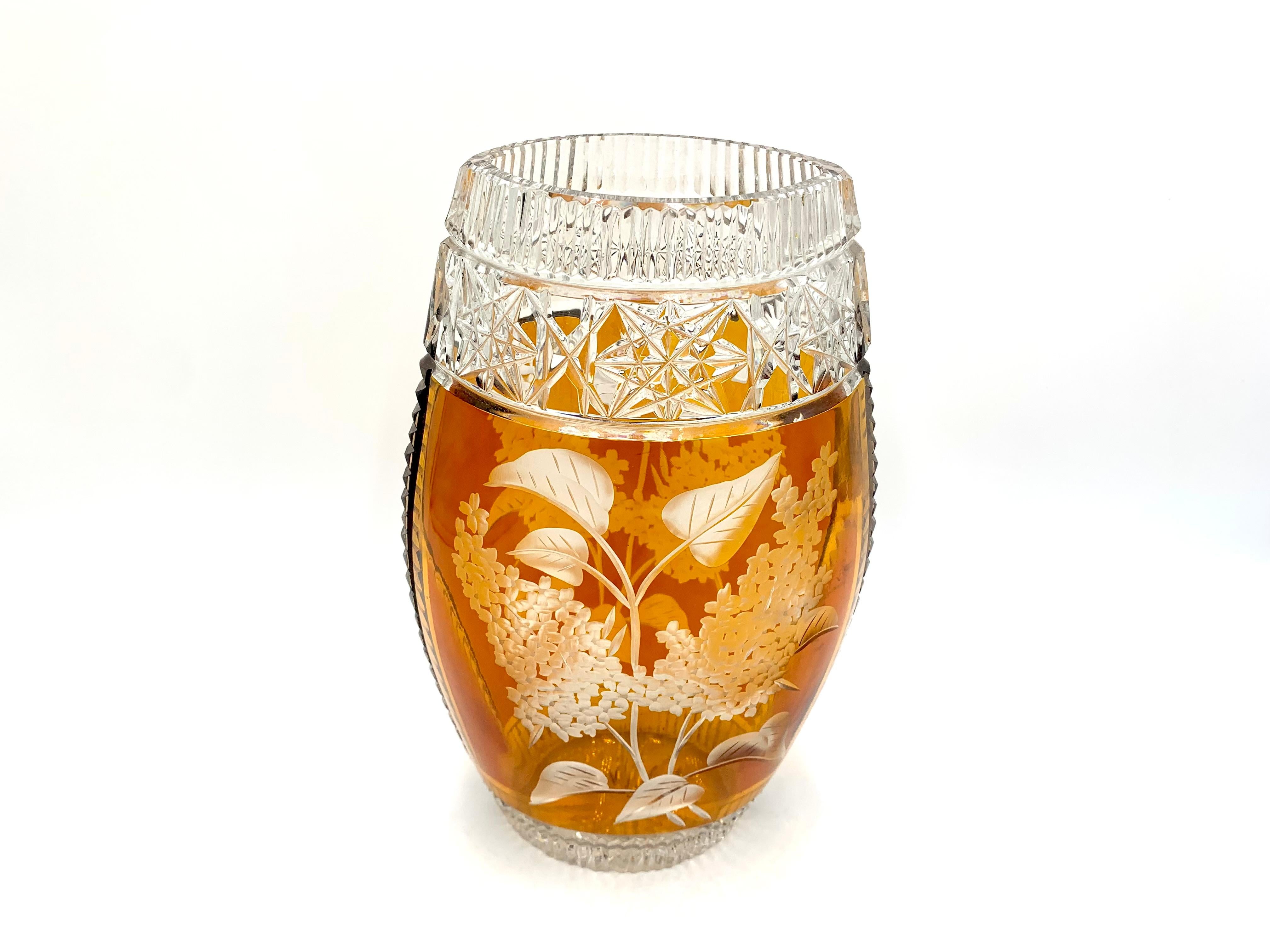 Crystal vase with honey glass and pattern. Produced in Poland by the Julia Glassworks in the 1960s.

Very good condition

Measures: height 30cm, width 13cm, depth 10cm.