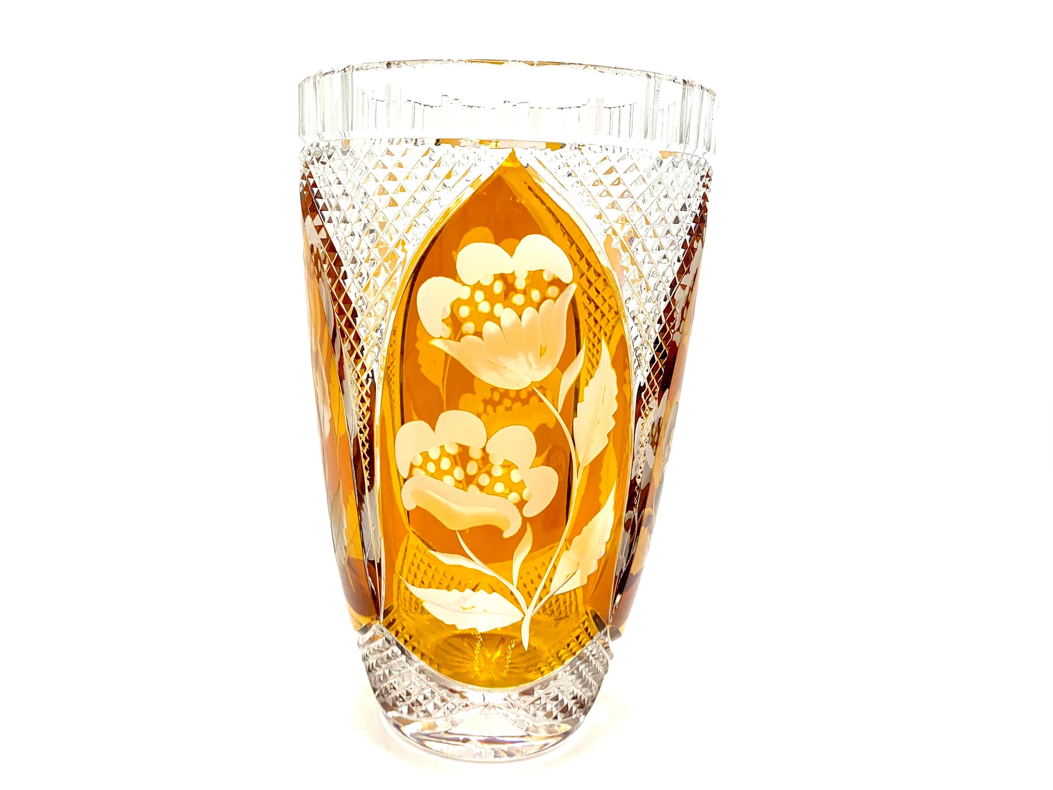 Crystal vase with honey glass and pattern. Produced in Poland by the Julia Glassworks in the 1960s.

Very good condition

height 25cm, diameter 16cm