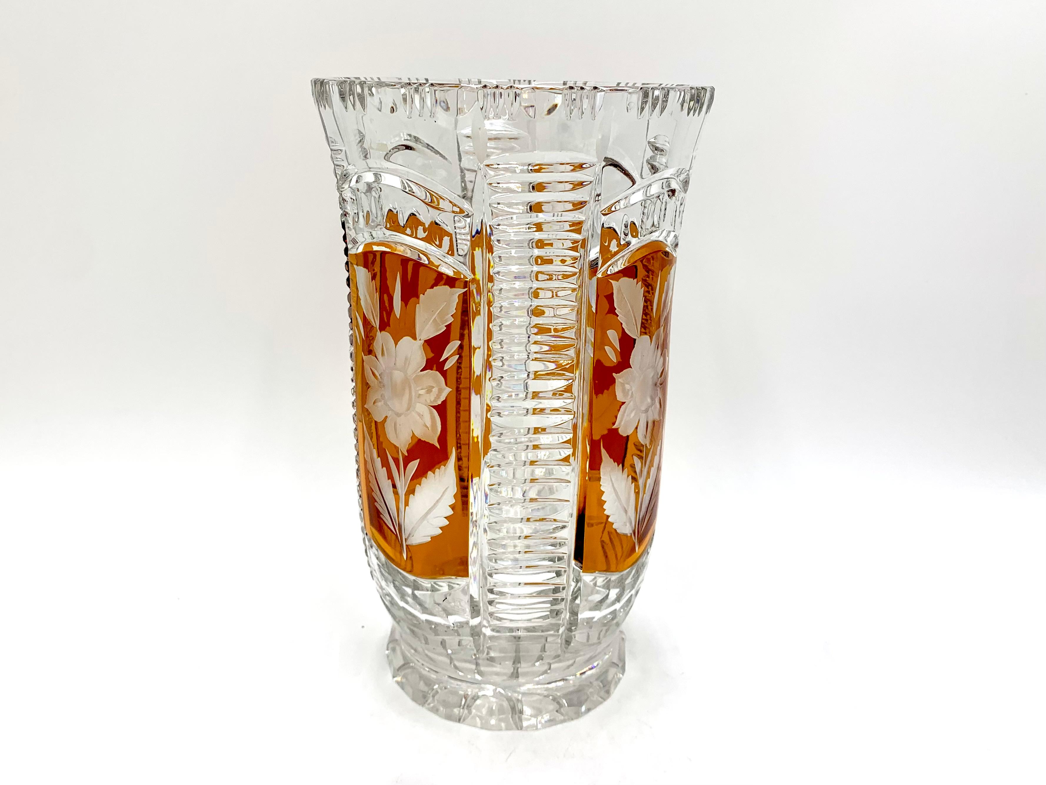 Crystal vase with honey glass and pattern. Produced in Poland by the Julia Glassworks in the 1960s.

Very good condition

Measures: Height 25cm, diameter 15cm.