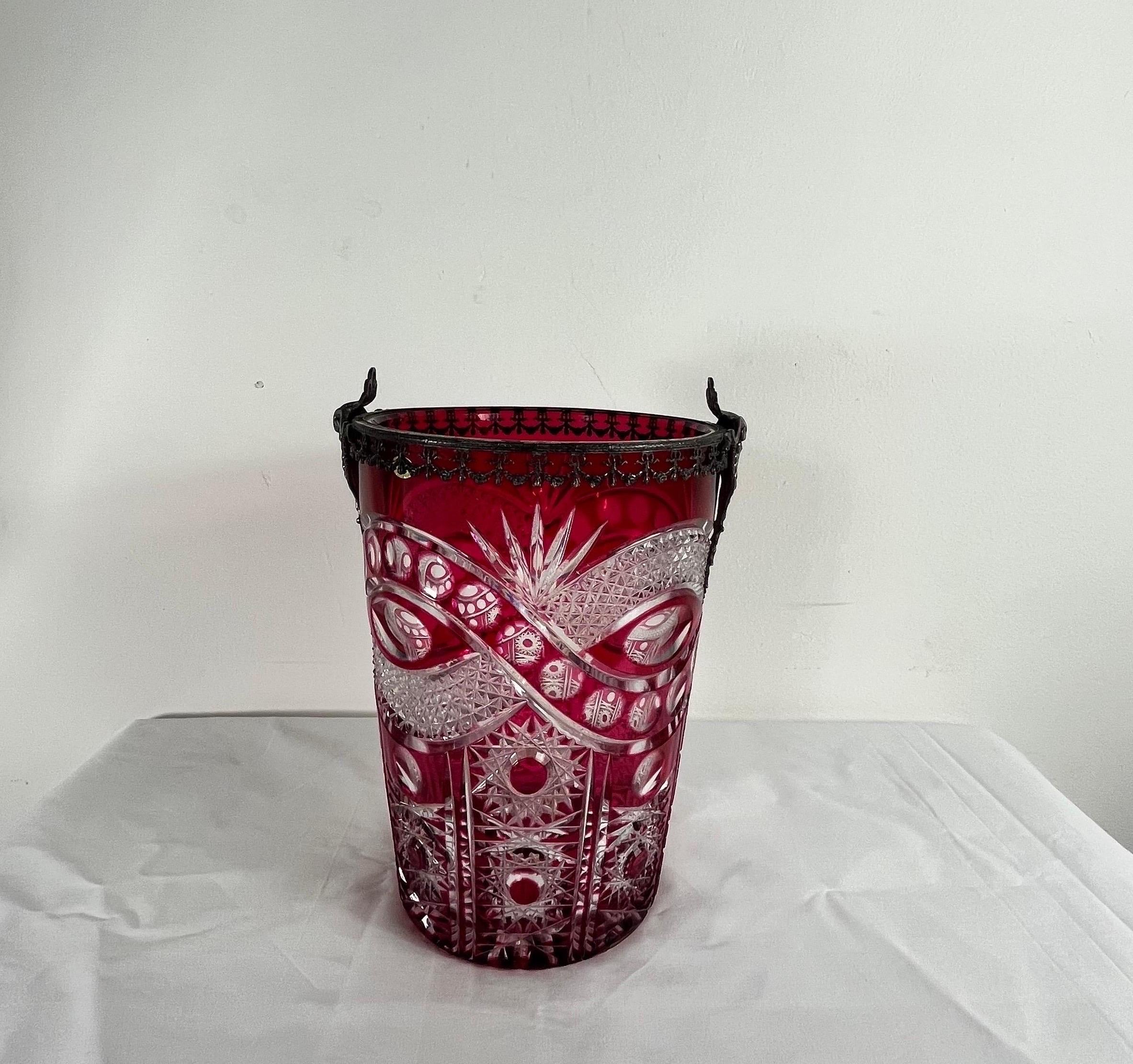 Vase en cristal de Bohème sculpté à la main avec application de métal argenté, rouge ambré des années 50 ou 60.