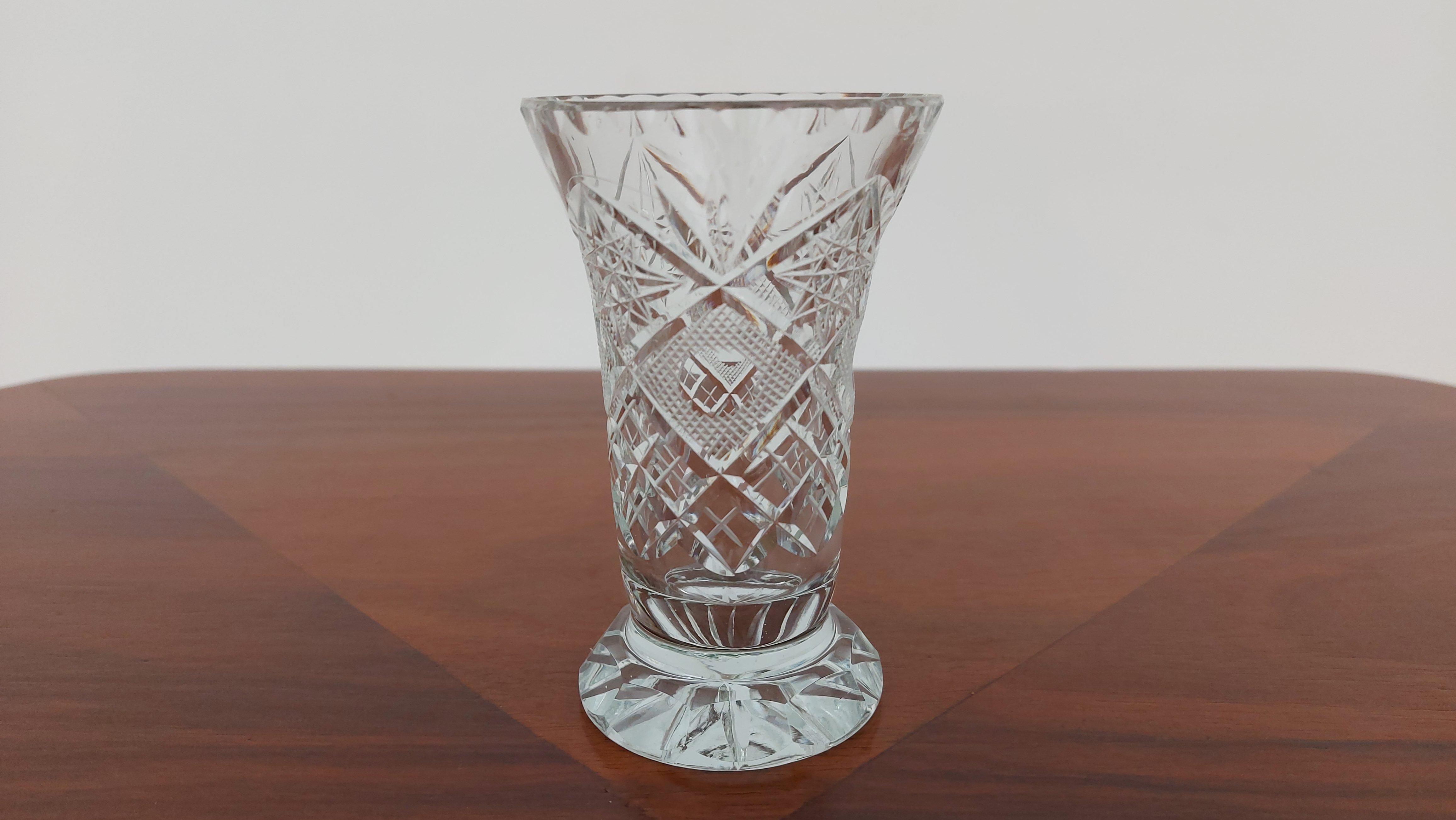 A small vase made of crystal. The vase was produced in Poland in the 1960s and 1970s.

Vase in very good condition

Height 10.5 cm / diameter 7 cm.