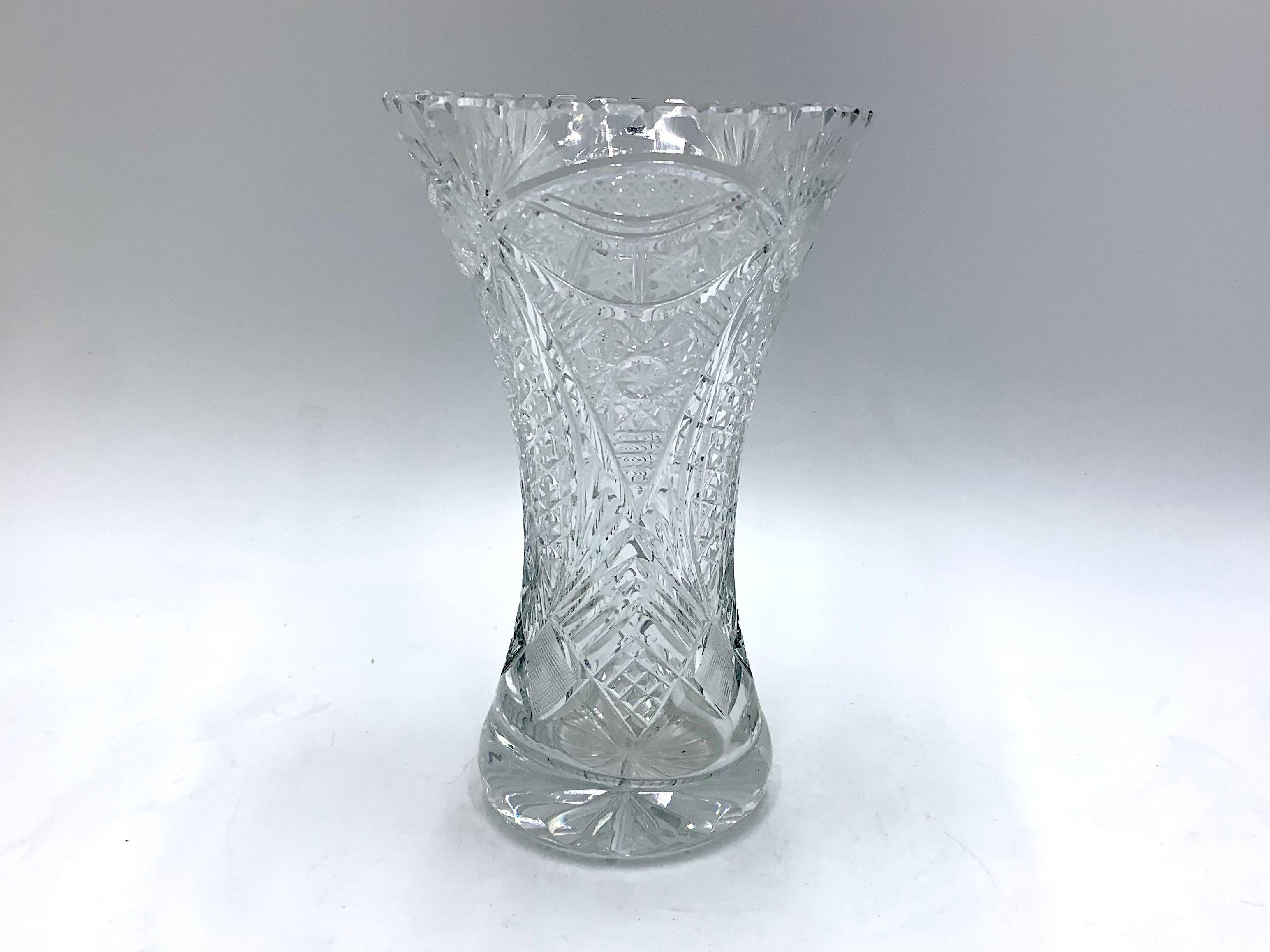 Vase en cristal. Ce vase a été produit en Pologne dans les années 1960 et 1970.
Vase en très bon état
Mesures : Hauteur 22 cm / diamètre 14 cm.