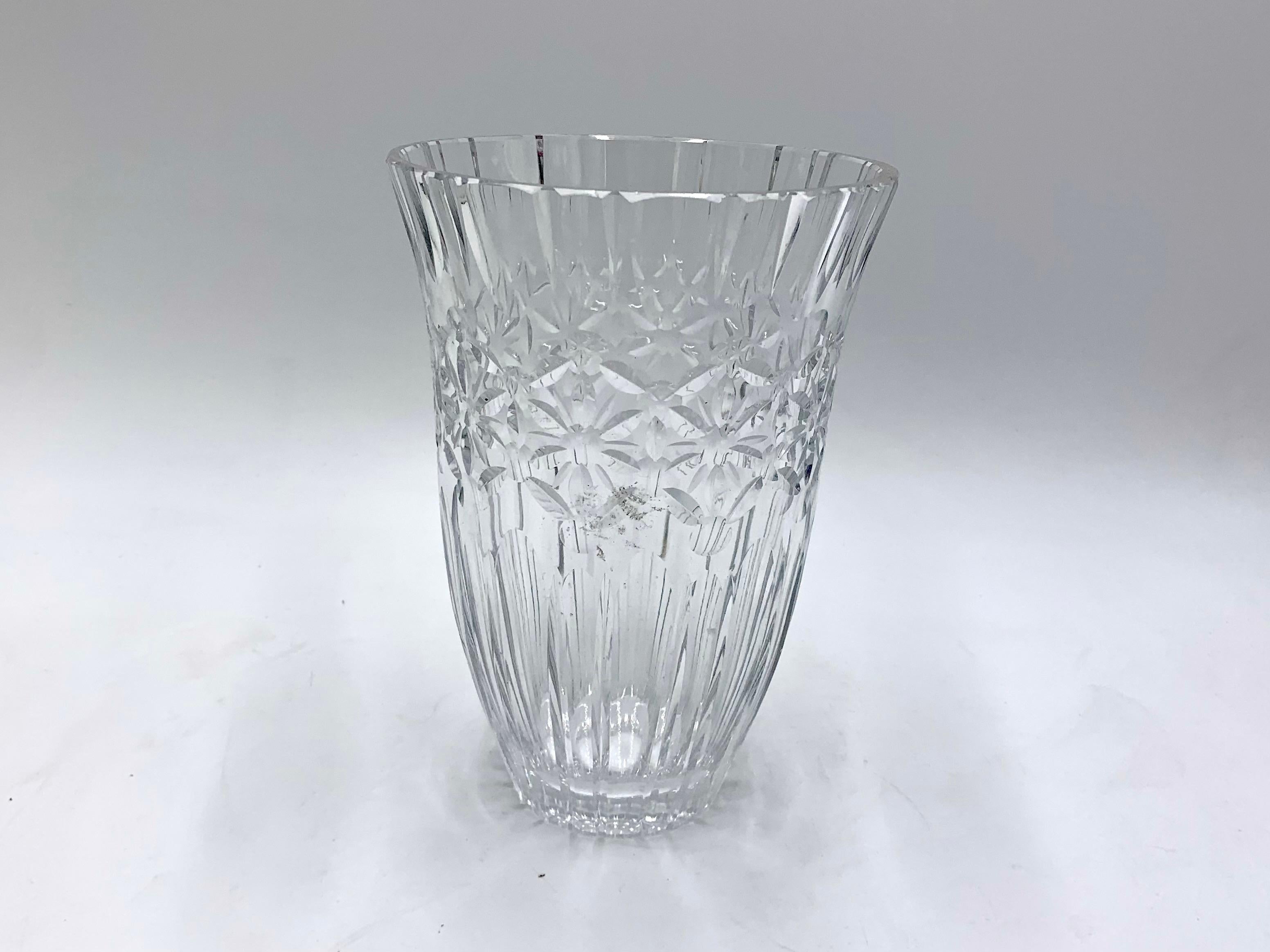 Vase made of crystal. The vase was produced in Poland in the 1960s and 1970s.
Vase in very good condition
Measures: Height 21cm / diameter 15 cm.