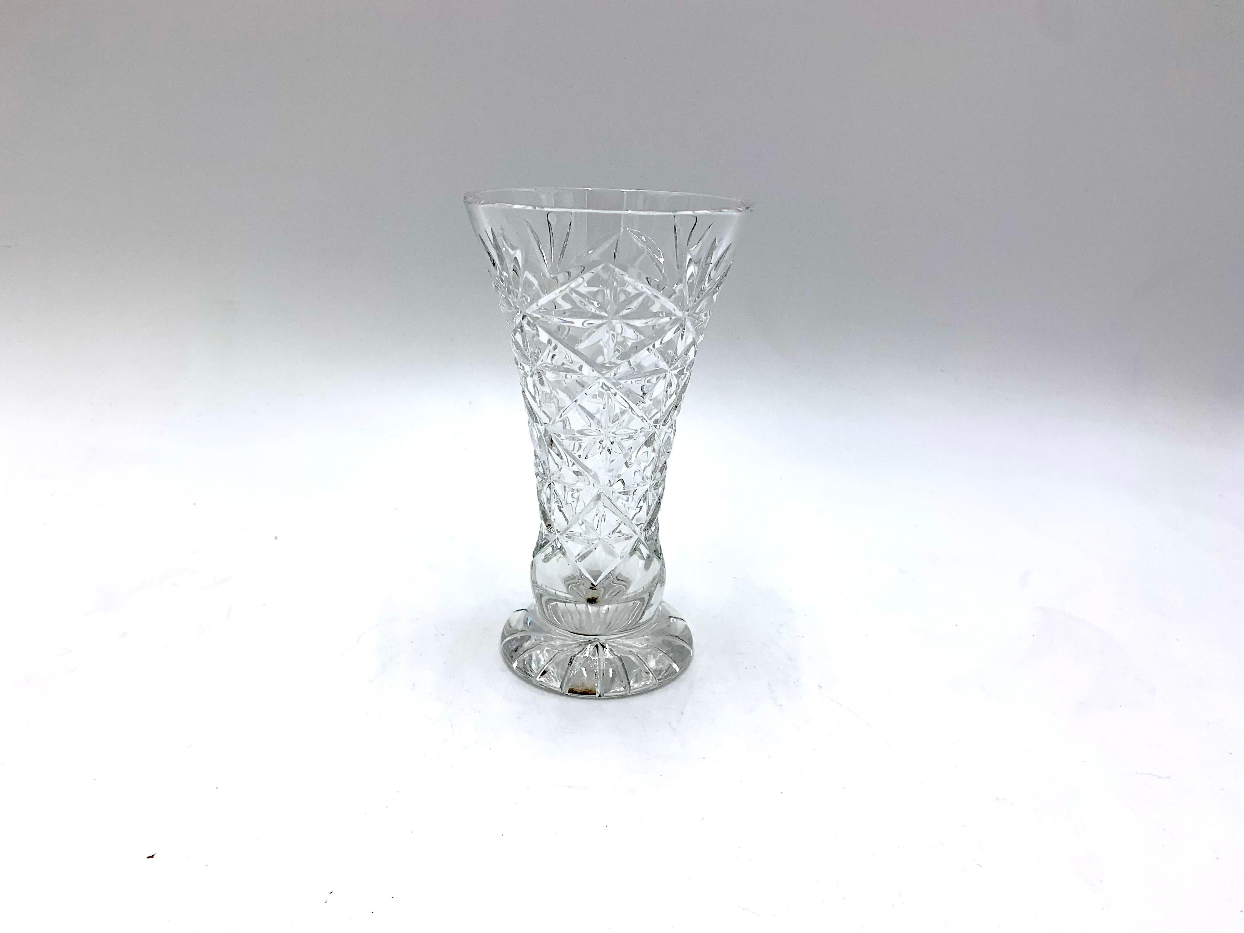 Vase made of crystal. The vase was produced in Poland in the 1960s and 1970s.
Vase in very good condition
Measures: height 15 cm / diameter 8 cm.