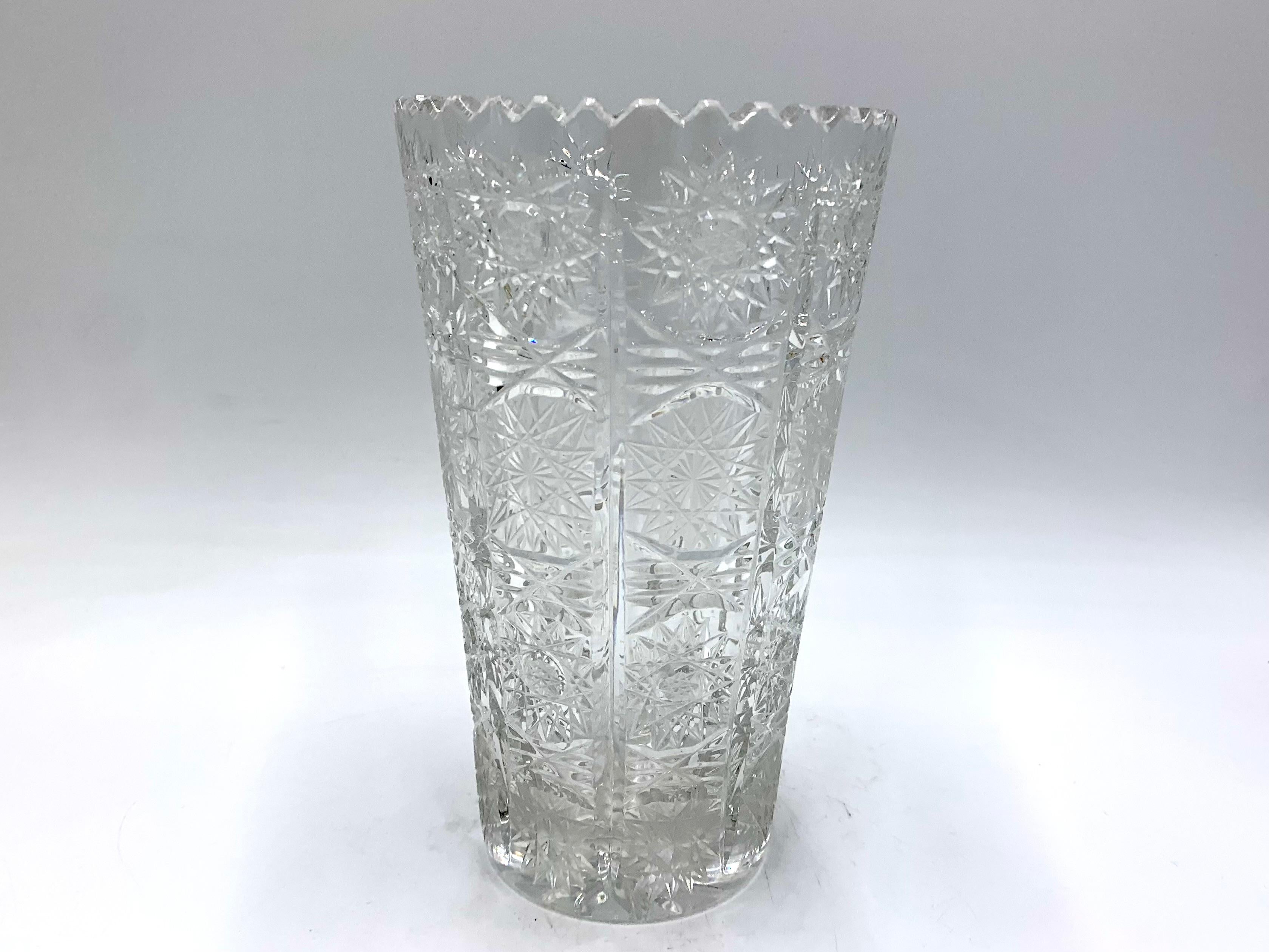 A crystal vase in a shade of burgundy

Produced in Poland in the 1960s by the Julia Glassworks

Very good condition.

Measures: Height 20cm, diameter 12cm.