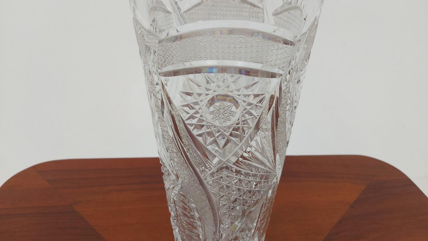 Un grand vase en cristal. Ce vase a été produit en Pologne dans les années 1960 et 1970.

Très bon état du vase, aucun dommage.

Mesures : Hauteur 25,5 cm / diamètre 13,5 cm.