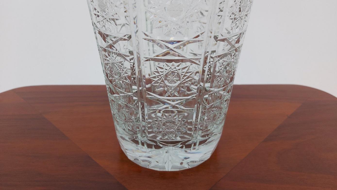 Un grand vase en cristal. Ce vase a été produit en Pologne dans les années 1960 et 1970.

Très bon état du vase, aucun dommage.


  