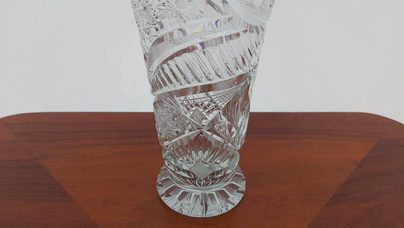 A large vase made of crystal. The vase was produced in Poland in the 1960s and 1970s.

Very good condition of the vase, no damage.



