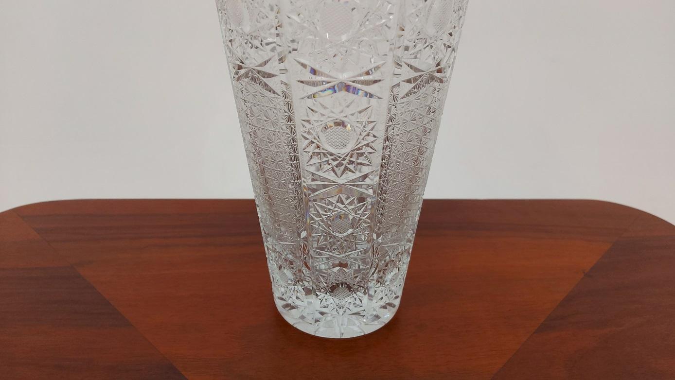 Eine große Vase aus Kristall. Die Vase wurde in den 1960er und 1970er Jahren in Polen hergestellt.

Sehr guter Zustand der Vase, keine Schäden.



   
