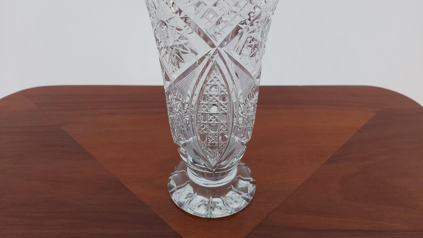 Vase made of crystal. The vase was produced in Poland in the 1960s and 1970s.

Very good condition of the vase, no damage.

Measures: Height 20.5 cm / diameter 10.5 cm.