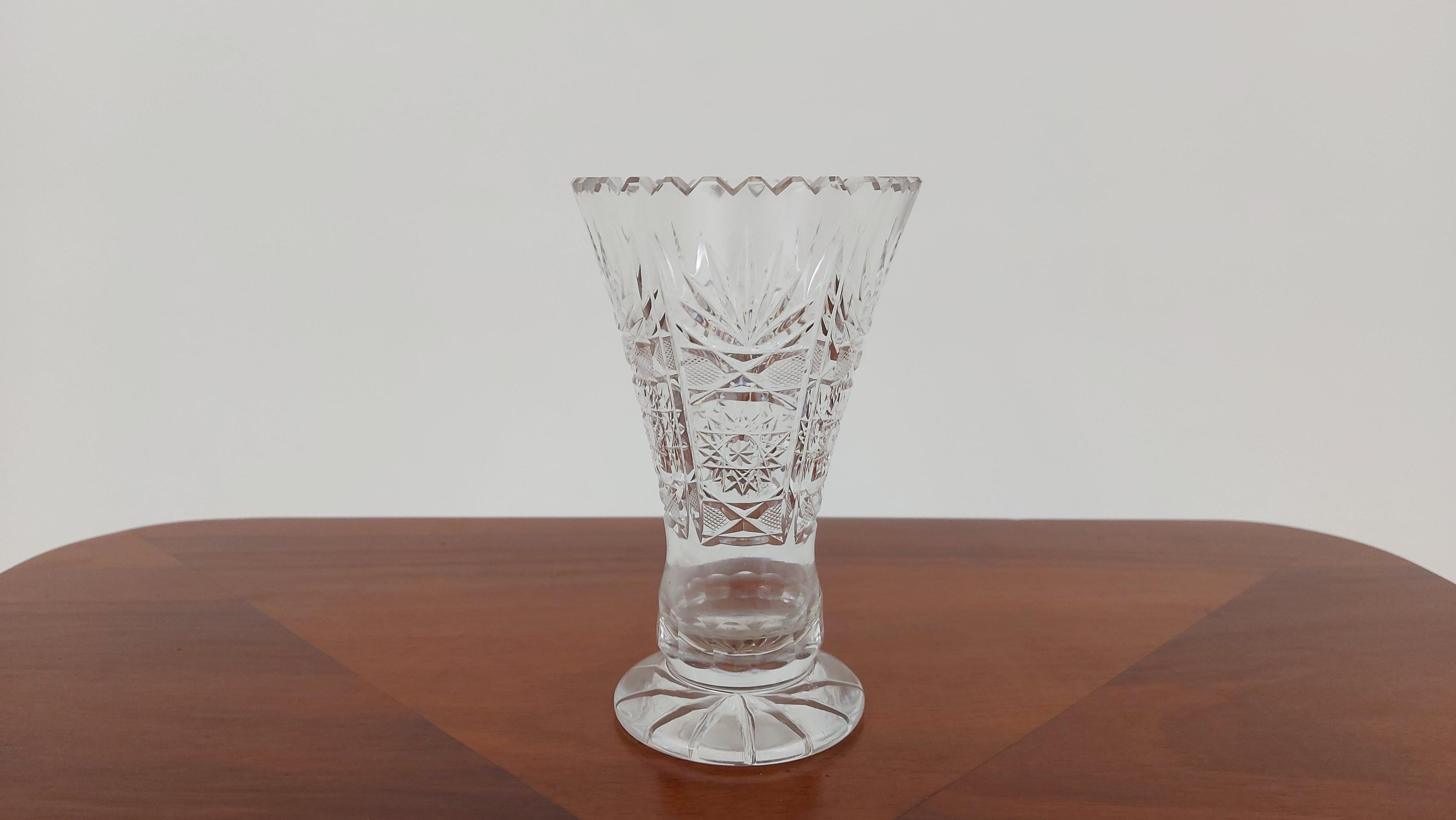 A small vase made of crystal. The vase was produced in Poland in the 1960s and 1970s.

Vase slightly damaged - visible in the last photo

Height 15 cm / diameter 9 cm.