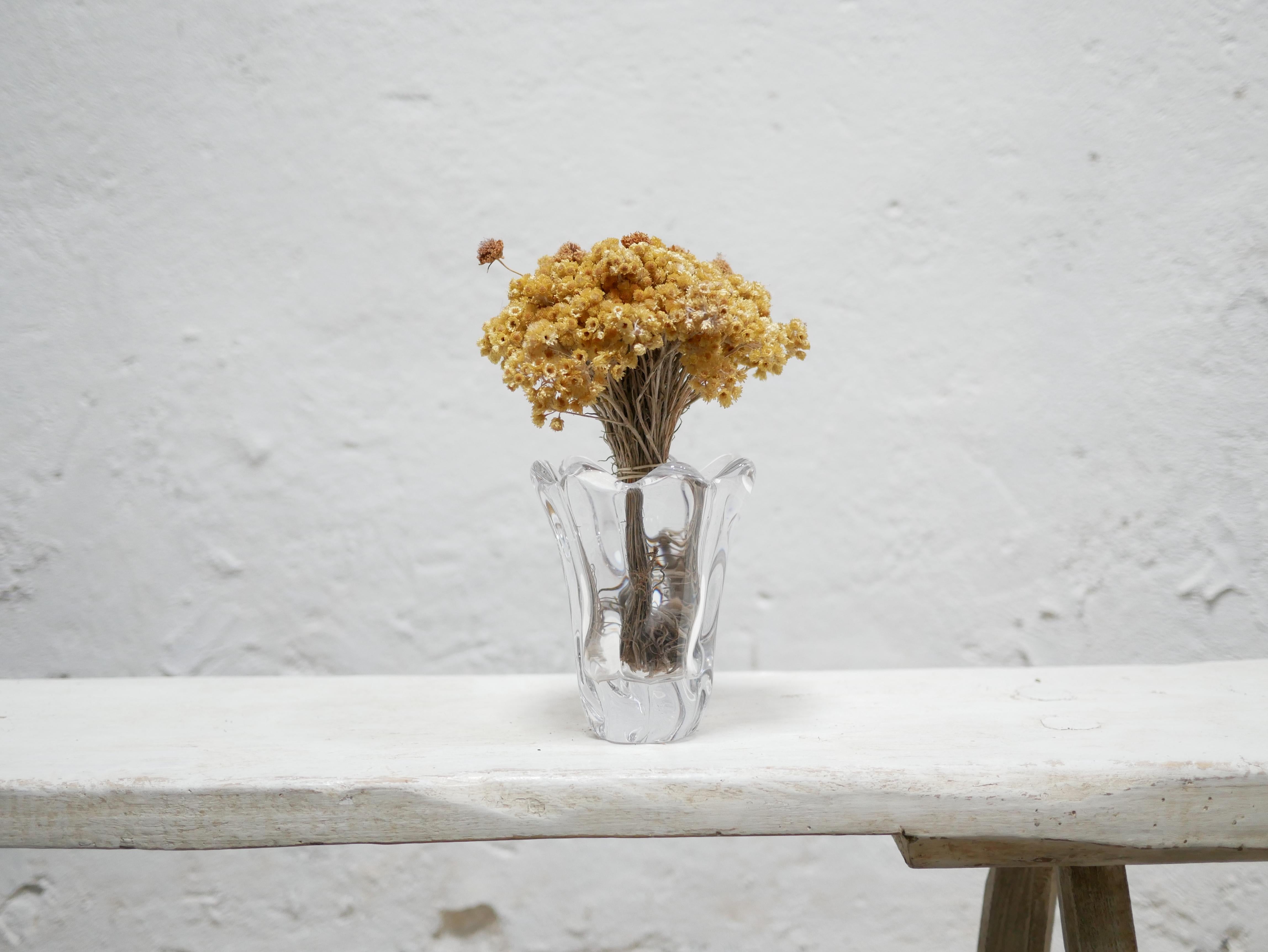 Vase en cristal signé Daum France datant des années 60.

De belle facture, esthétique et de bonne taille, ce vase ne manque pas de caractère et d'élégance. Il sera parfait pour une décoration tendance et actuelle.

Très bon état, légères marques