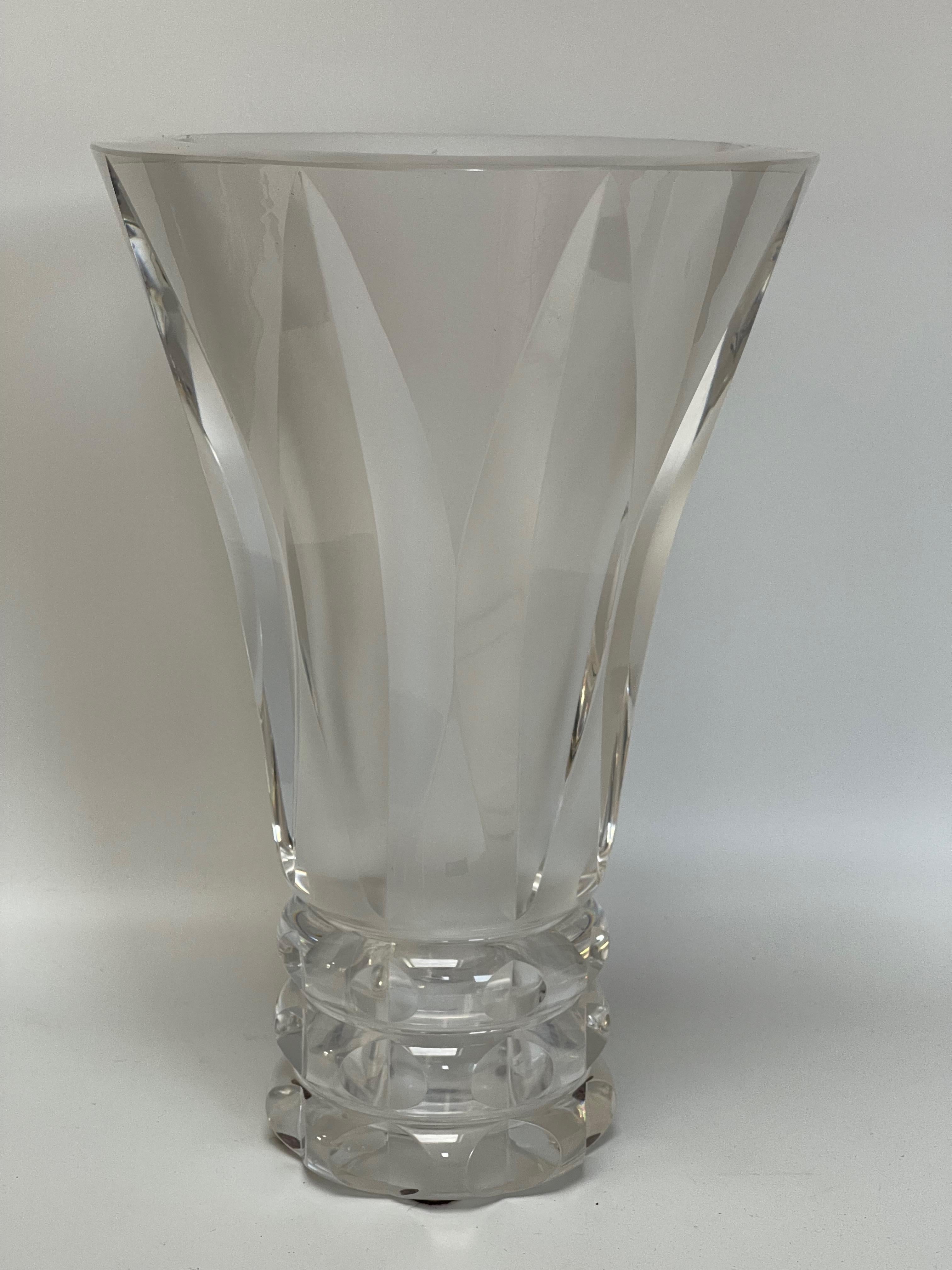 Crystal Vase with Cut Sides Cristallerie Saint Louis In Good Condition For Sale In NANTES, FR