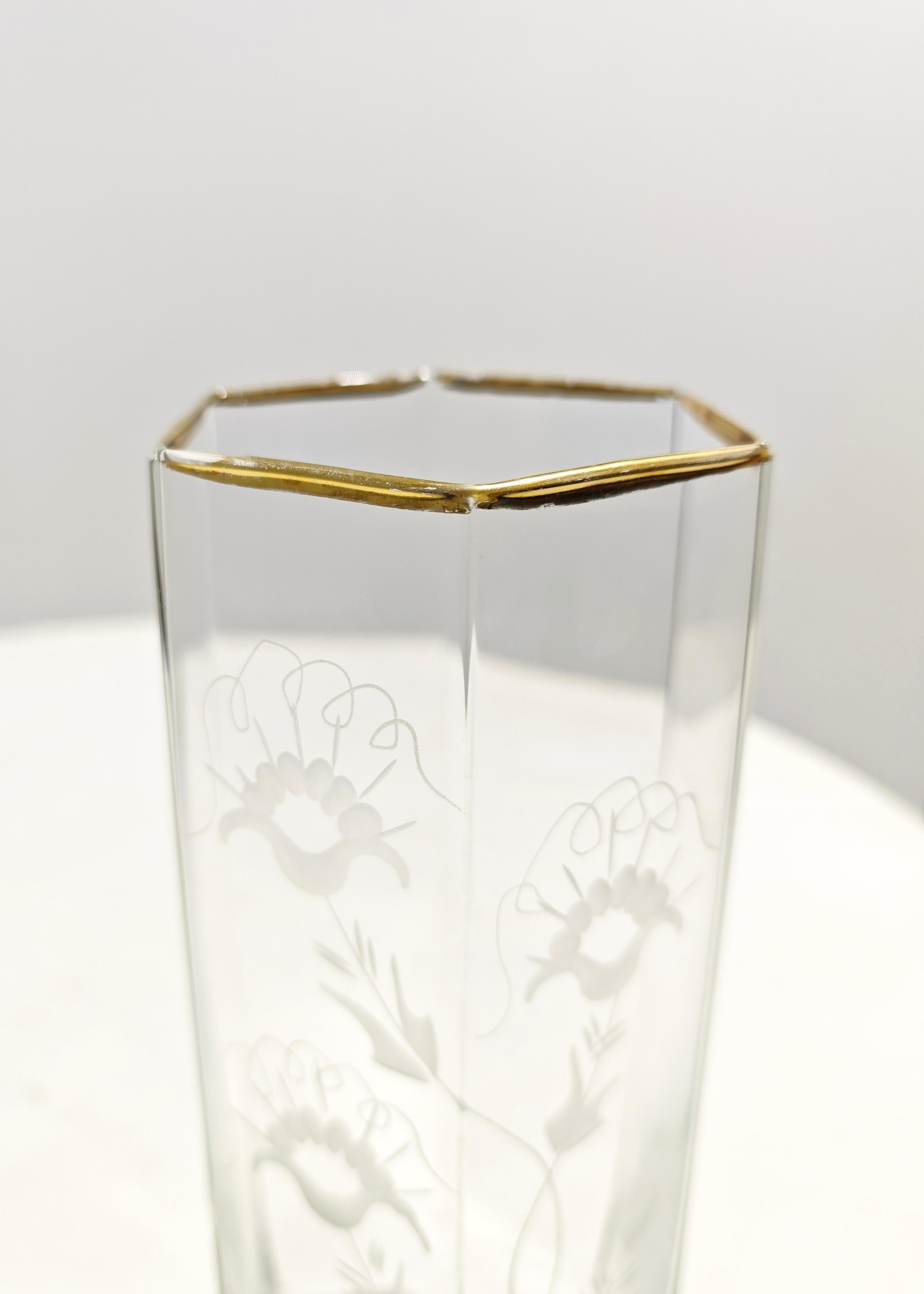 Kristallvase mit erhabener, glänzender Rosendekoration. Vergoldeter Rand. Sechseckige Form. Bitte sehen Sie sich das Video und die Fotos sorgfältig an, vielen Dank.


HINWEIS: Wir bieten unseren Kunden einen ausgezeichneten und professionellen