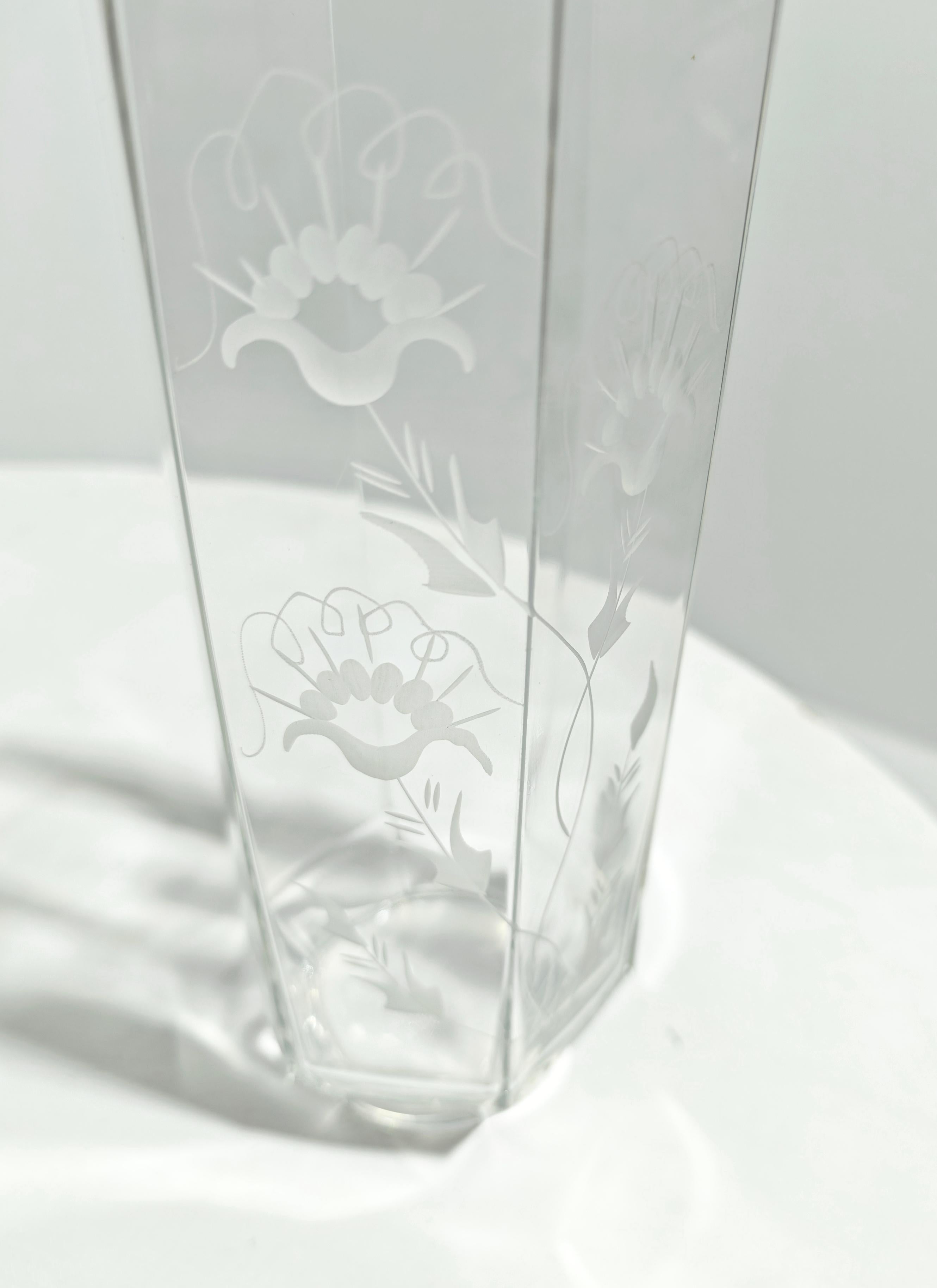 Kristallvase mit Reliefdekoration sechseckig Mid-Century Modern Italien 1950/60er Jahre (Moderne der Mitte des Jahrhunderts) im Angebot