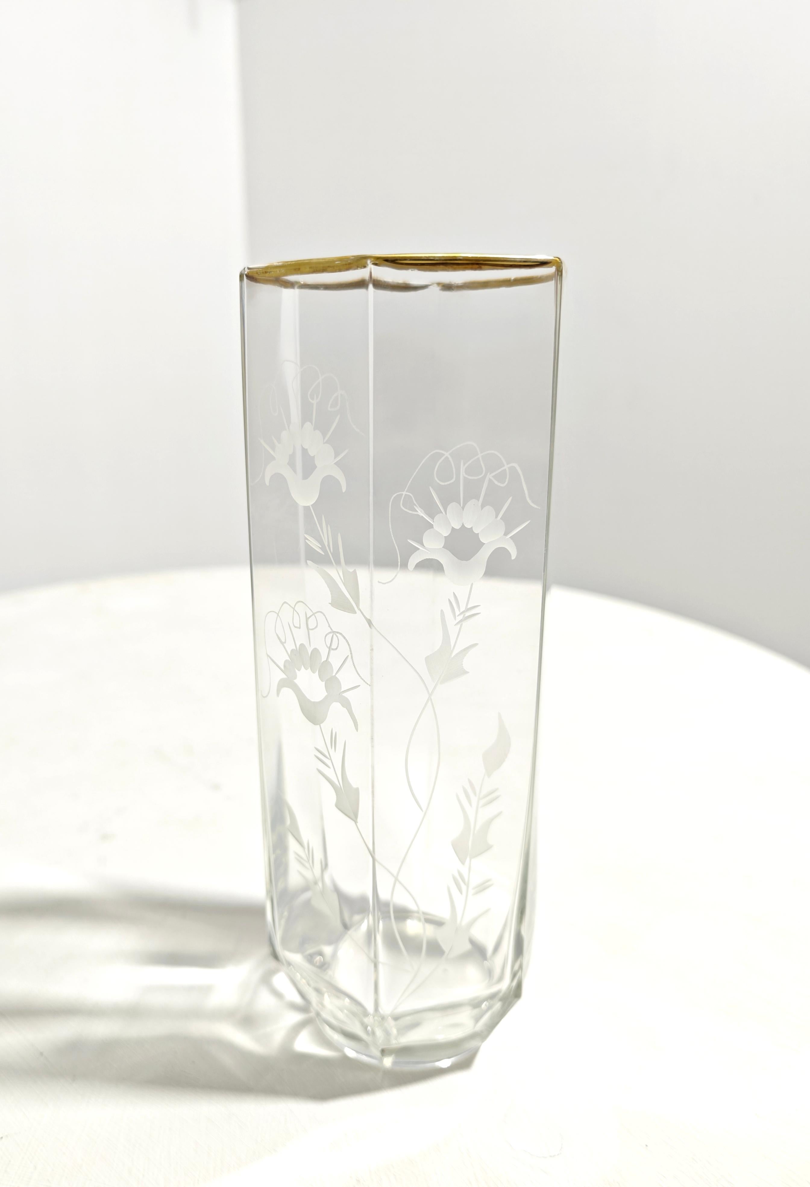 Kristallvase mit Reliefdekoration sechseckig Mid-Century Modern Italien 1950/60er Jahre (20. Jahrhundert) im Angebot