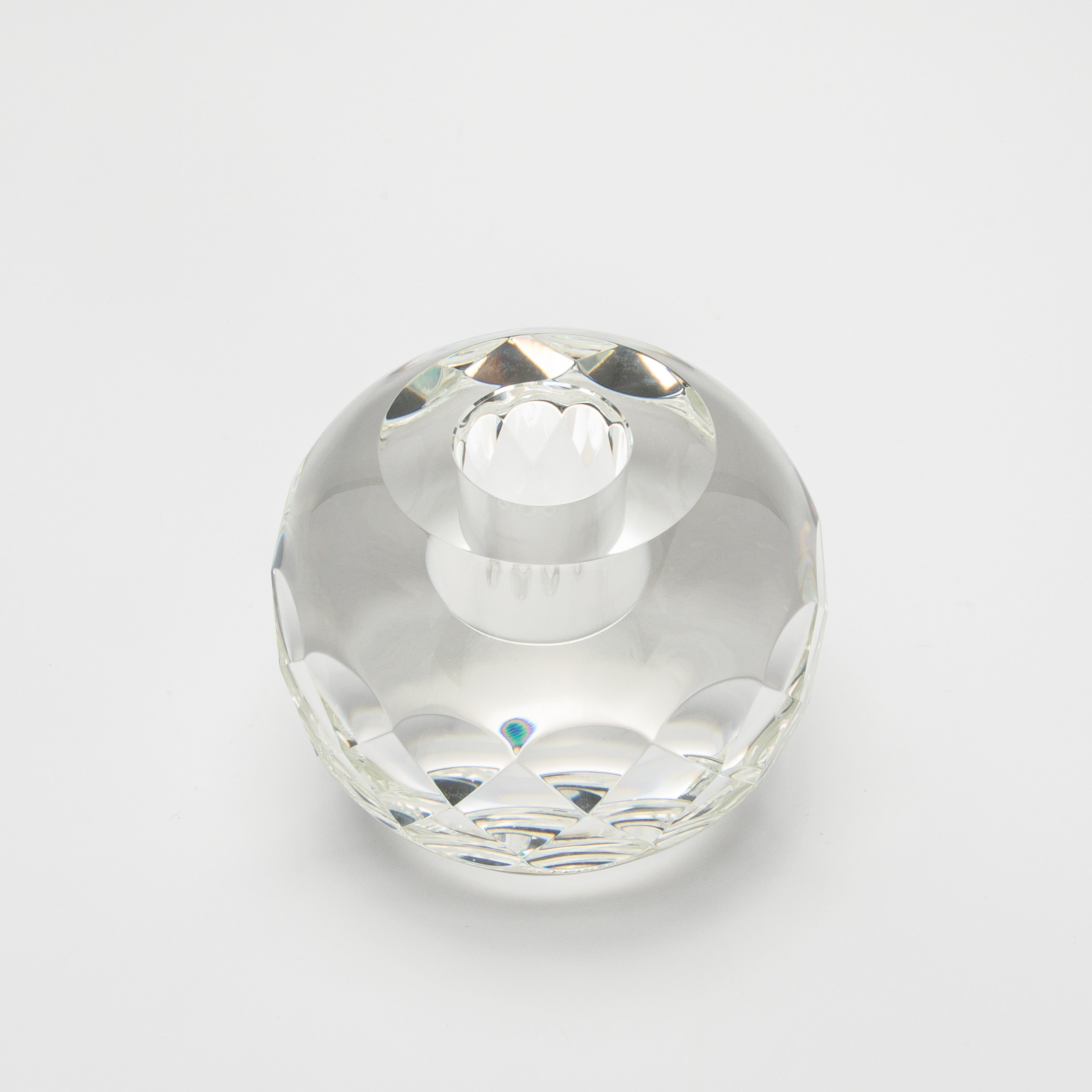 Il Water Votive di KA Glass è una splendida incarnazione della maestria artigianale, creata con il miglior vetro cristallino. Ogni pezzo è meticolosamente realizzato a mano, catturando la fluidità e la chiarezza dell'acqua nel suo design. La forma