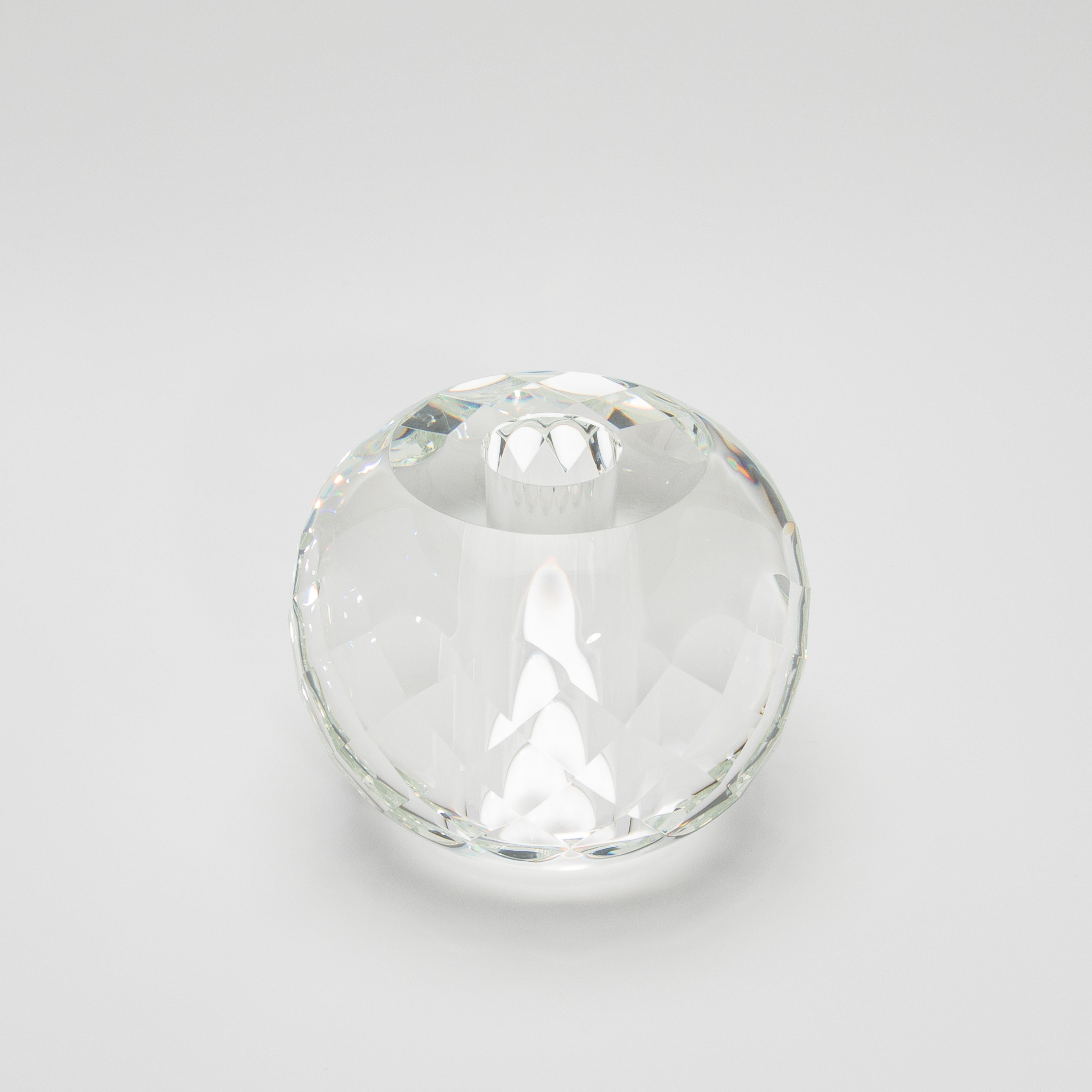 Il Vaso d'acqua di cristallo di KA Glass è uno straordinario capolavoro di artigianato moderno, elegantemente realizzato a mano in vetro cristallo di prima qualità. La sua superficie liscia e traslucida cattura e rifrange la luce, creando un gioco
