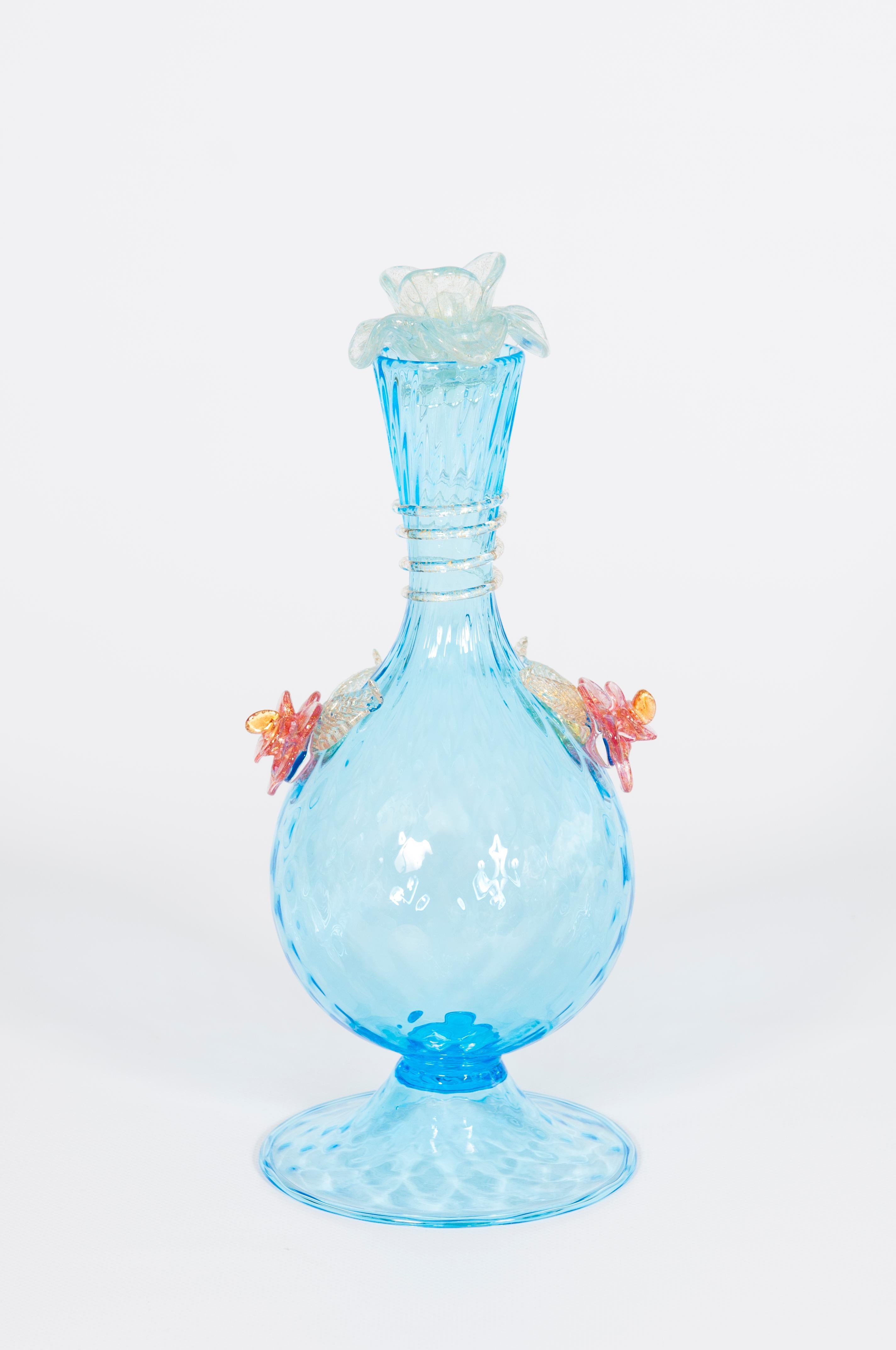 Kristallvase aus Murano Glas mit Blumen und Blattgold Venedig Italien 1970er Jahre

Diese Vase wurde in den 1970er Jahren in Murano, der venezianischen Insel, die für ihre unvergleichliche Glastradition berühmt ist, vollständig von Hand gefertigt
