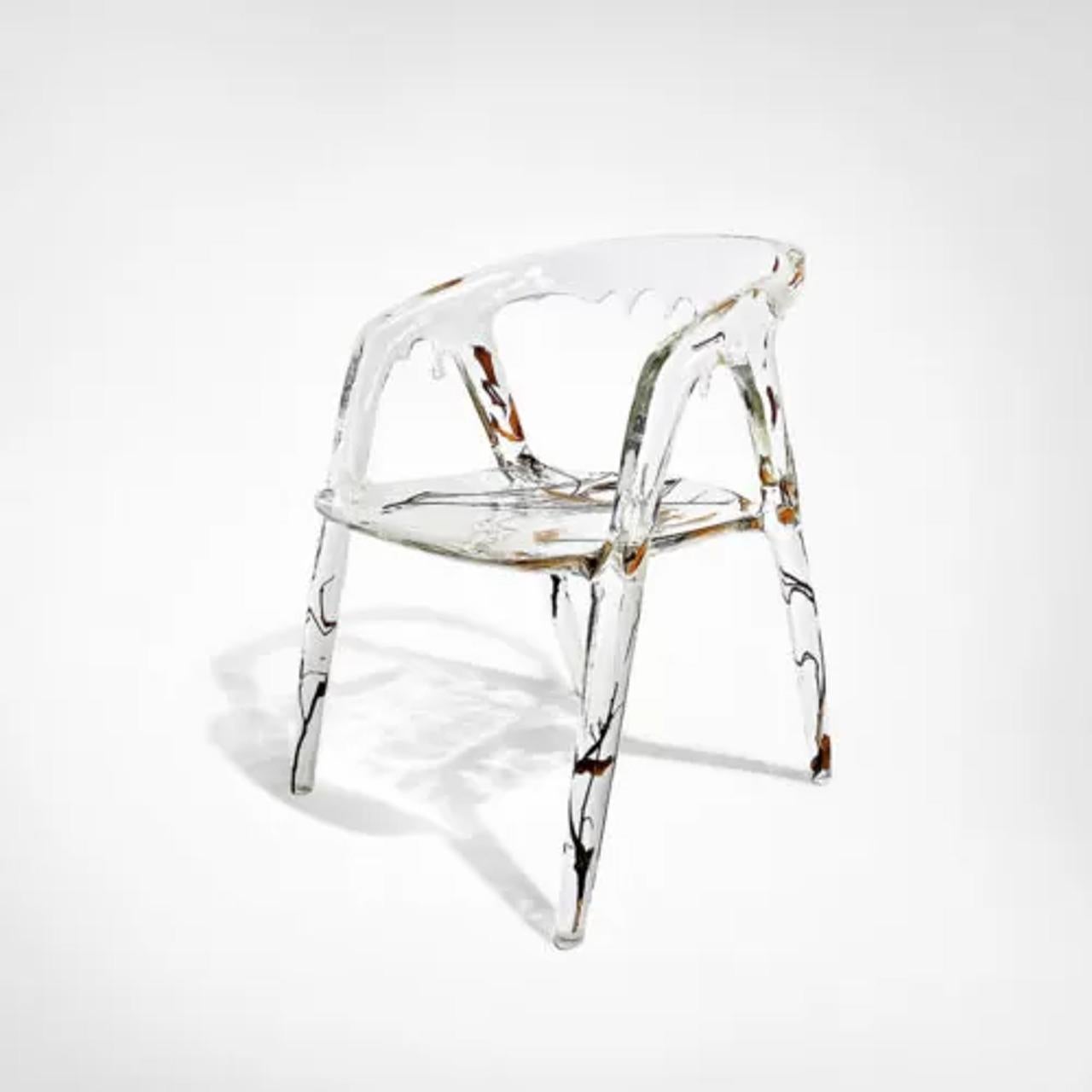 Laissez-vous tenter par la sophistication avec le fauteuil Crystal Waterfall, une fusion étonnante de l'élégance moderne et de la beauté naturelle. Fabriqué à partir de cristal épuré et lustré, accentué par des branches en bois véritable et de