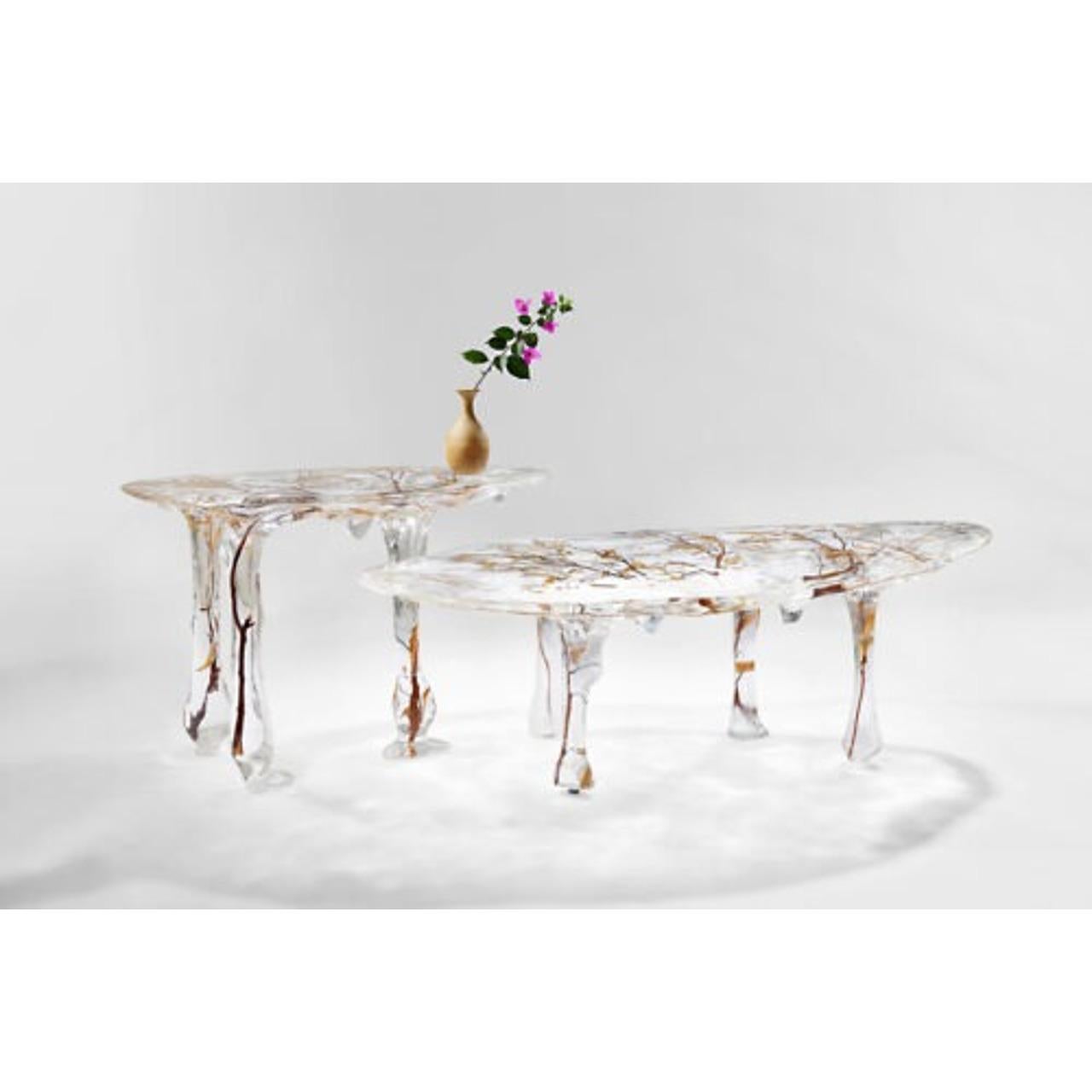 La table Crystal Icicle est une pièce magistrale qui allie la beauté inspirée de la nature au luxe moderne. Fabriquée en cristal mélangé à de l'acrylique et présentant des branches en bois naturel avec des feuilles délicates enchâssées dans du