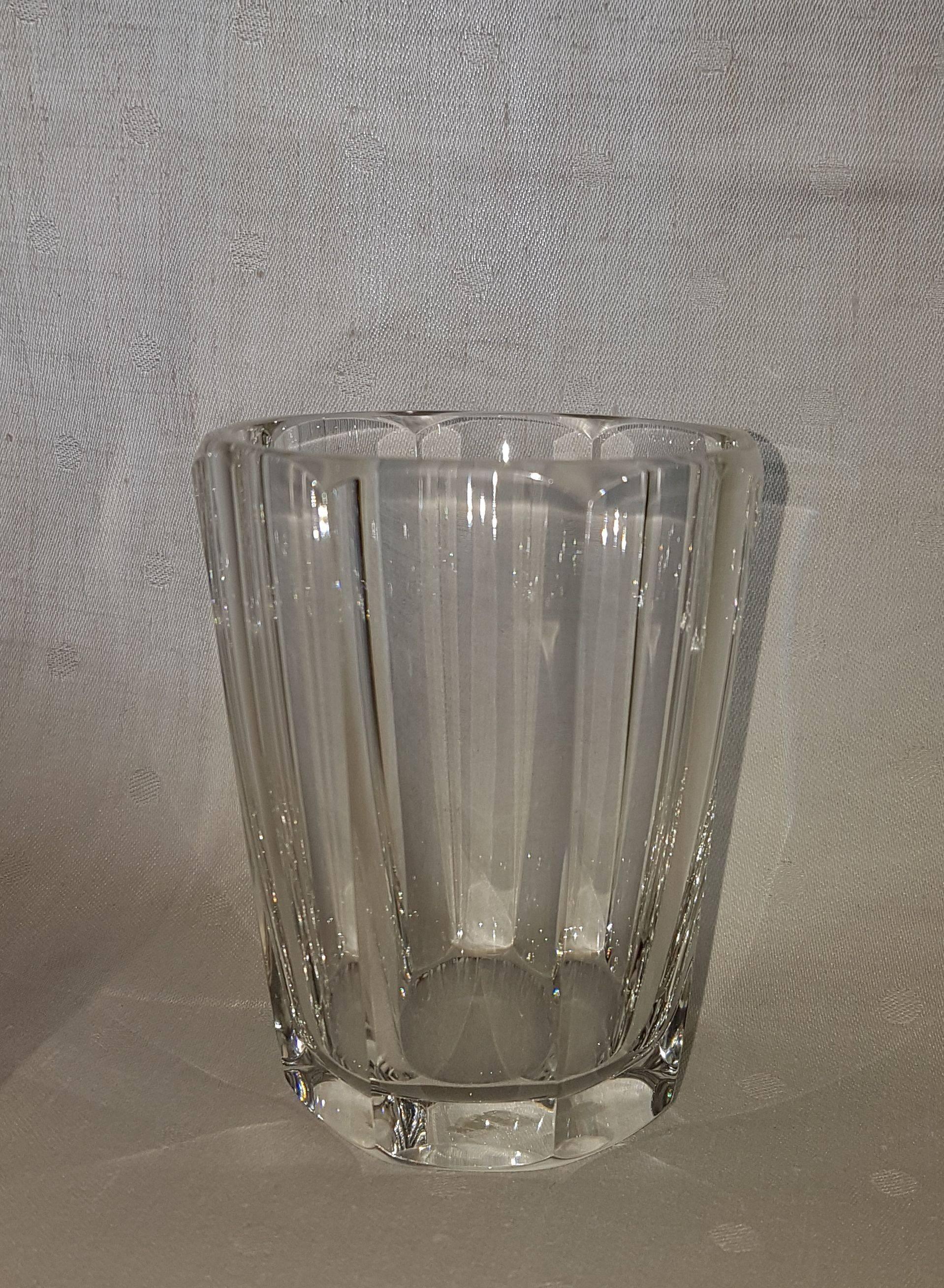 Mouth blown hand-cut crystal glass goblets made in Germany: solid, noble, elegant.
The “Biedermeier” inspired style, with beveled body, base and stem pearl,
gives them a timeless beauty.
Rounded off edges for more comfortable drinking.
A