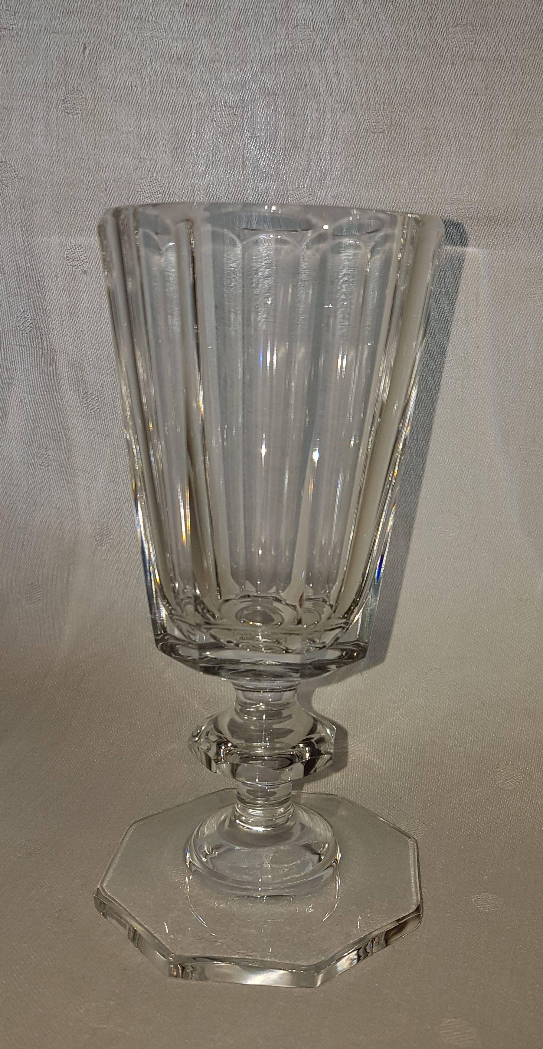 Mouth blown hand-cut crystal glass goblets made in Germany: solid, noble, elegant.
The “Biedermeier” inspired style, with beveled body, base and stem pearl,
gives them a timeless beauty.
Rounded off edges for more comfortable drinking.
A