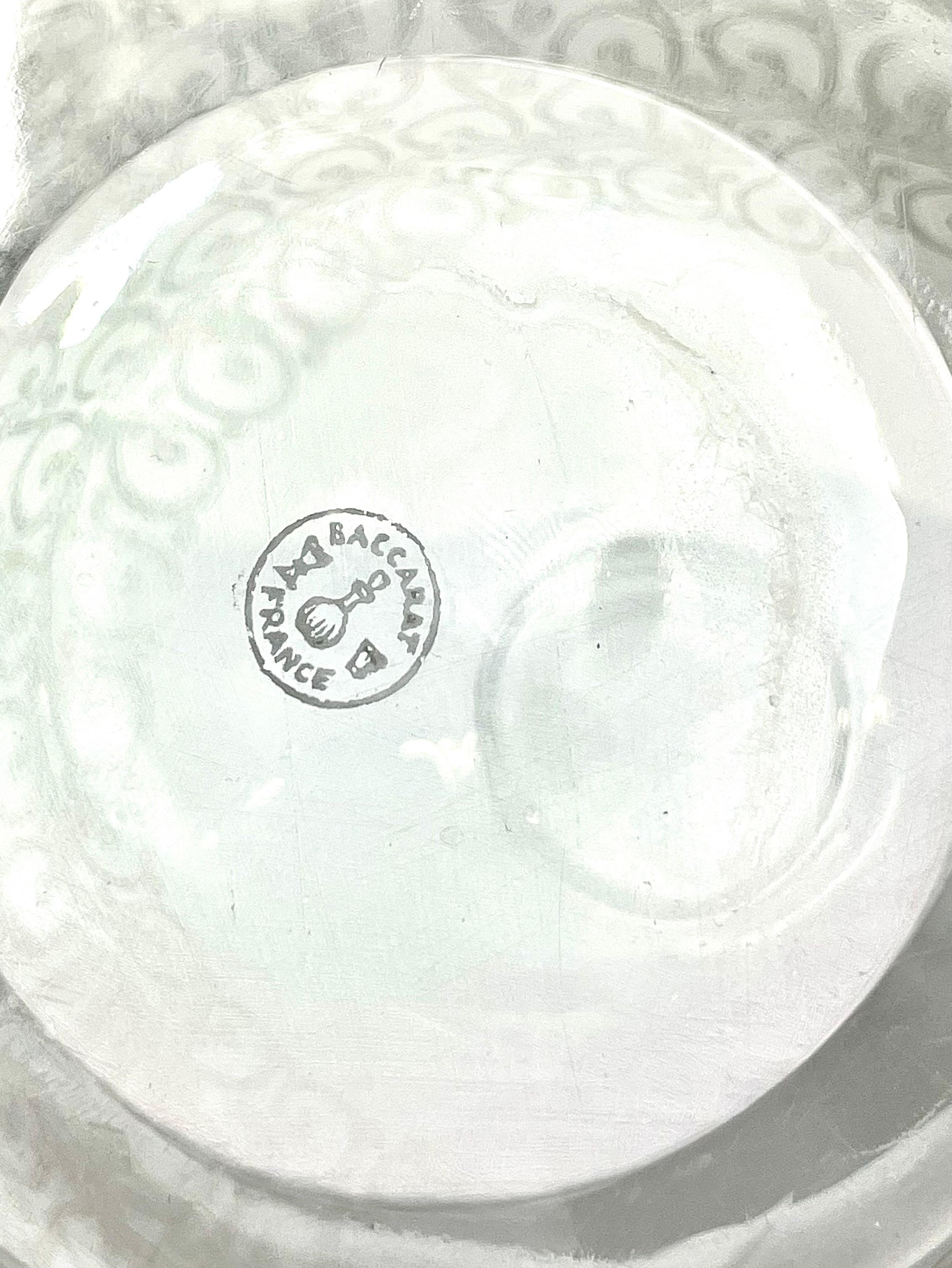 Baccarat 'Rohan' gravierter Kristall-Dekanter mit Stopper  (Graviert) im Angebot