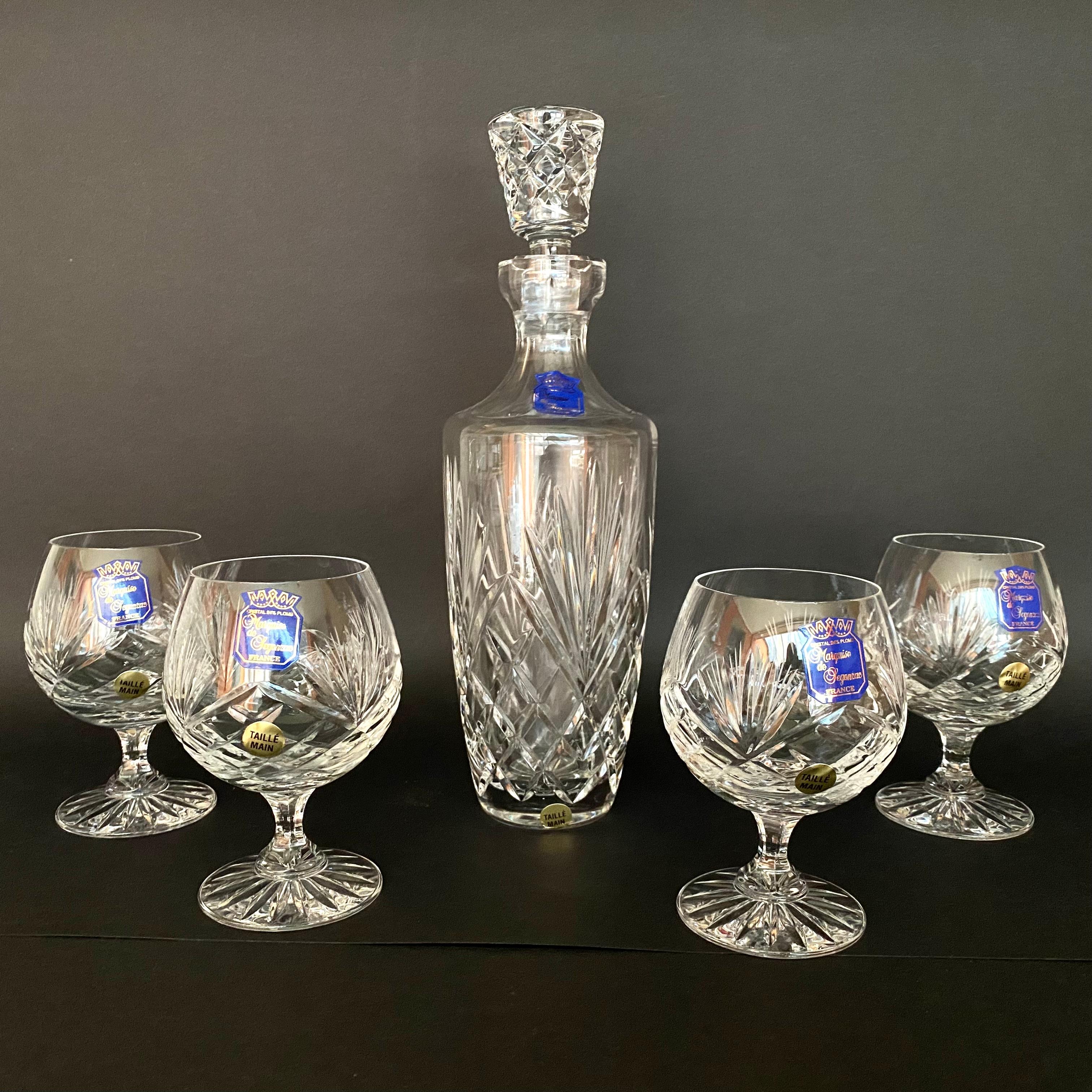 Set de 4 verres à vin en cristal et carafe avec bouchon produits en France par MARQUISE DE JEGONRAS, circa 1980. 

Les lunettes MARQUISE DE JEGONRAS sont réputées pour leur beauté inégalée.

Utilisé pour servir le whisky, le brandy et d'autres