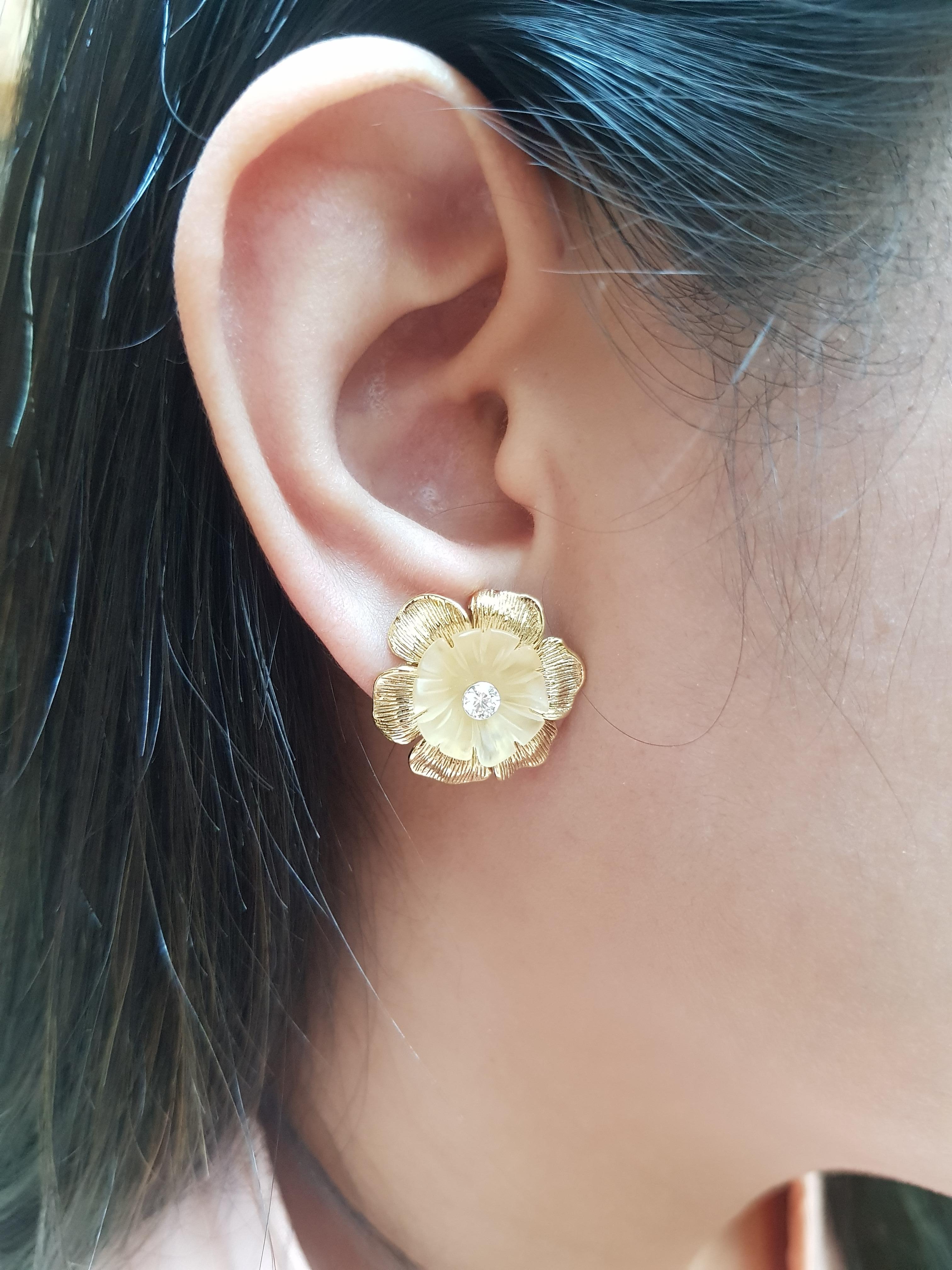 Geschnitzter Quarz mit Diamant-Blumen-Ohrringen in 18 Karat Goldfassung im Zustand „Neu“ im Angebot in Bangkok, TH