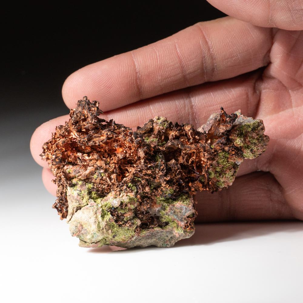 Spécimen lustré de cuivre natif (naturel) entrecroisé avec une matrice de basalte verdâtre. Le cuivre est exposé de tous les côtés et présente des surfaces métalliques brillantes.

La péninsule de Keweenaw, dans le Michigan, est la plus importante