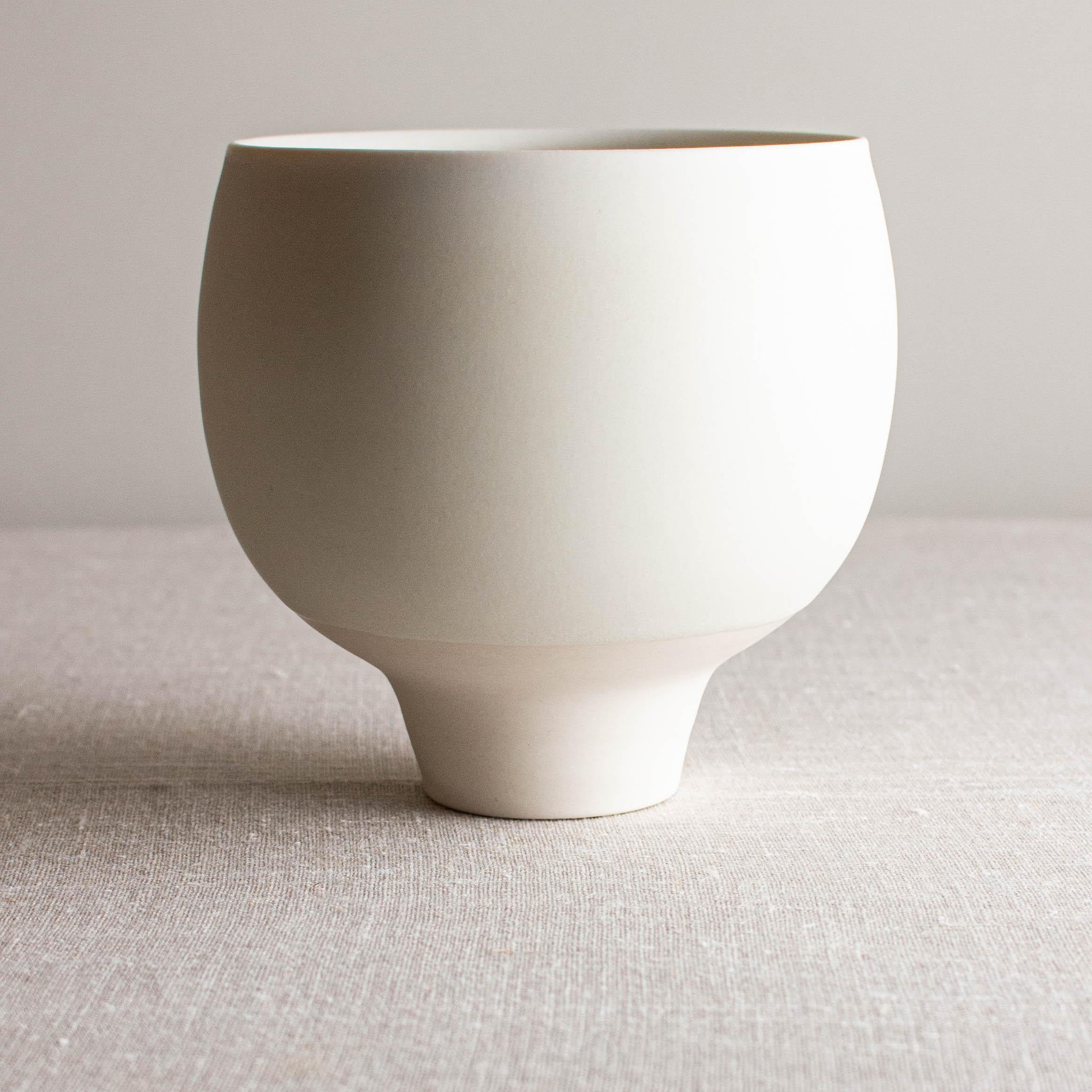 Kristalline Schale aus weißer matter Glasur auf weißem Porzellan von Lisa Fleming
Einzigartig
Abmessungen: T 11,7 x B 11,7 x H 11,4 cm.
MATERIALIEN: Porzellan. 

Form, Linie, Silhouette, Oberfläche.... Ich liebe es, mich in der Oberfläche zu