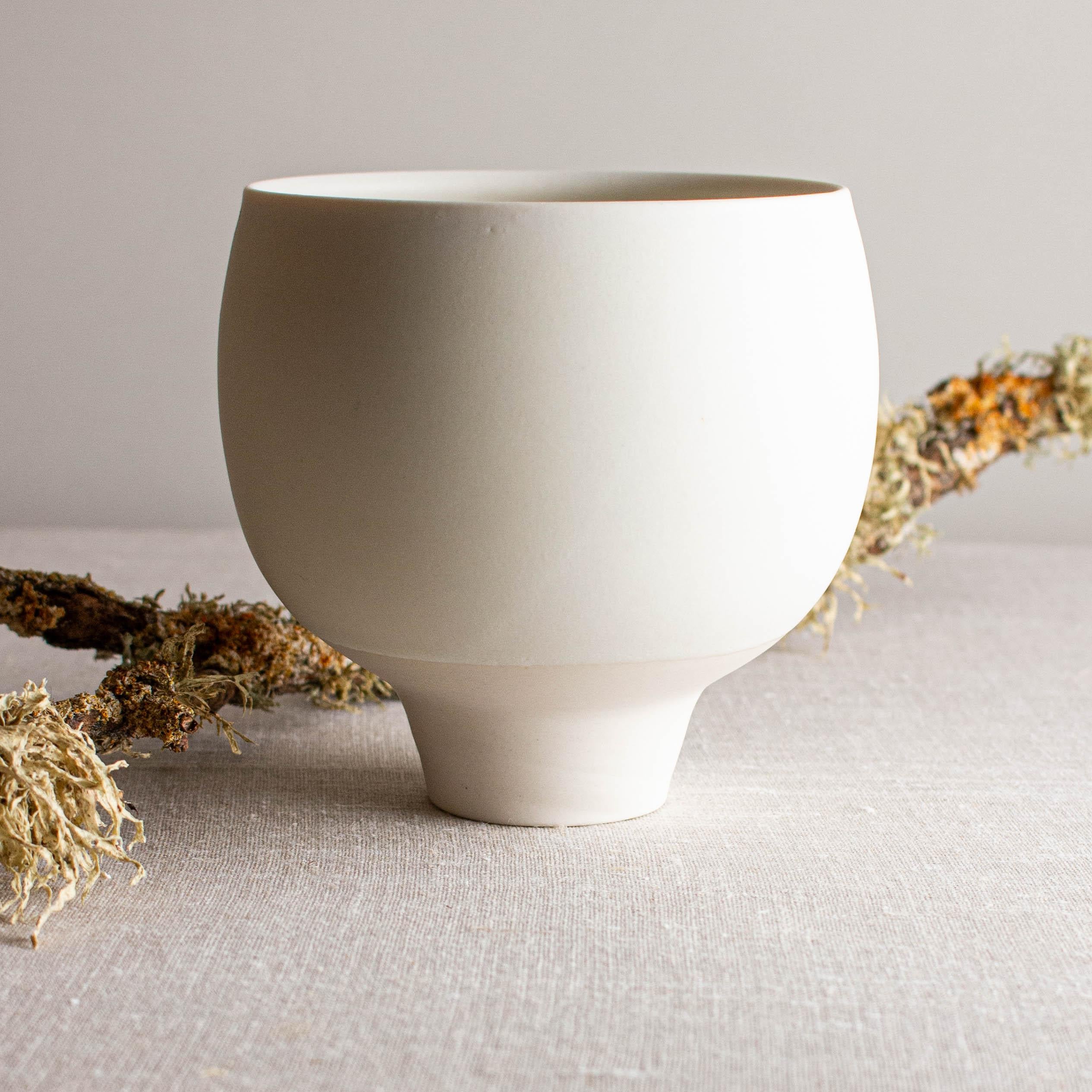 Kristalline Schale aus weißer matter Glasur auf weißem Porzellan von Lisa Fleming (21. Jahrhundert und zeitgenössisch) im Angebot