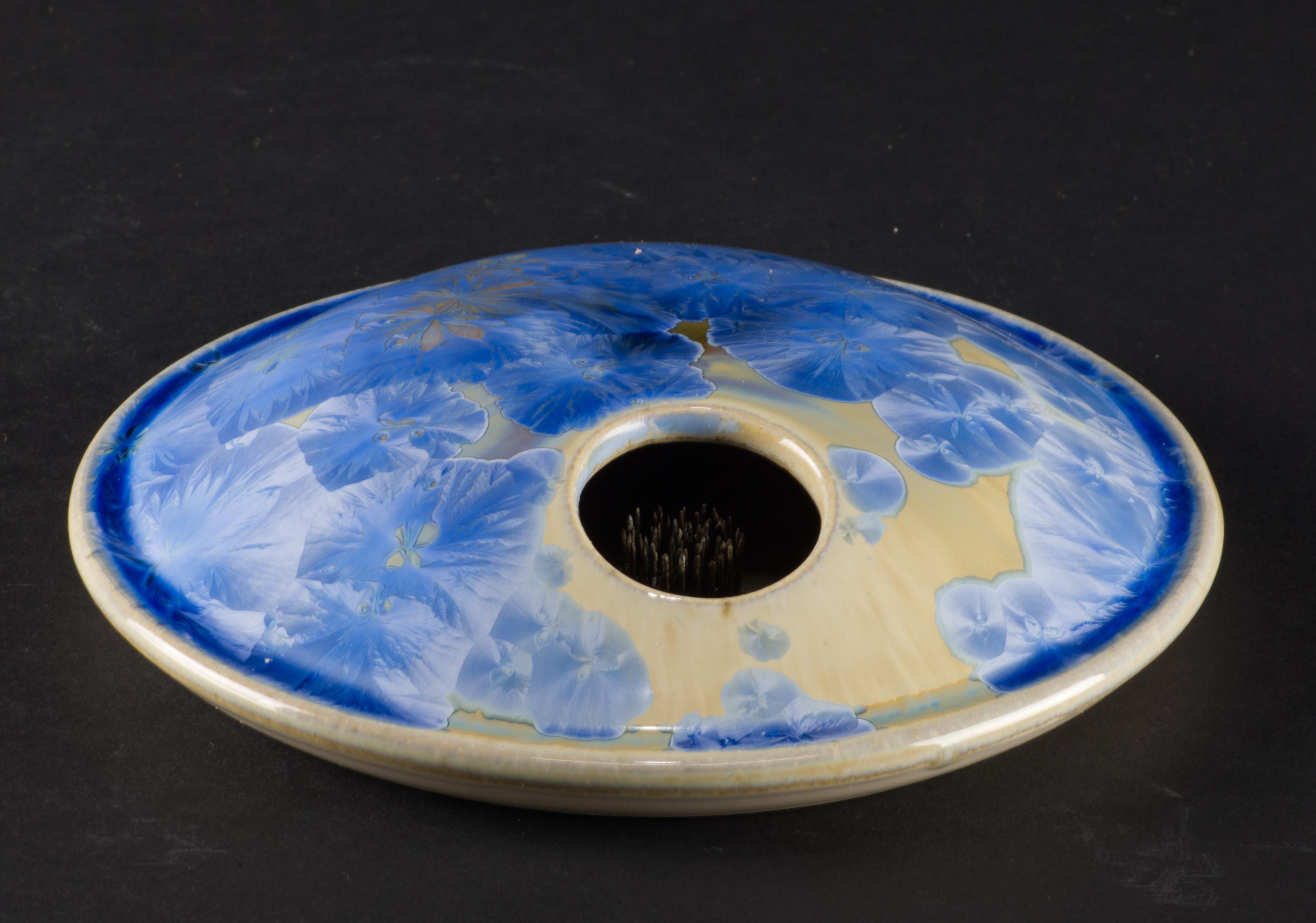 Ikebana-Vase aus Keramik mit Kristallglasur und Kristallglasur, blau, American Studio Pottery, 2003 (amerikanisch) im Angebot