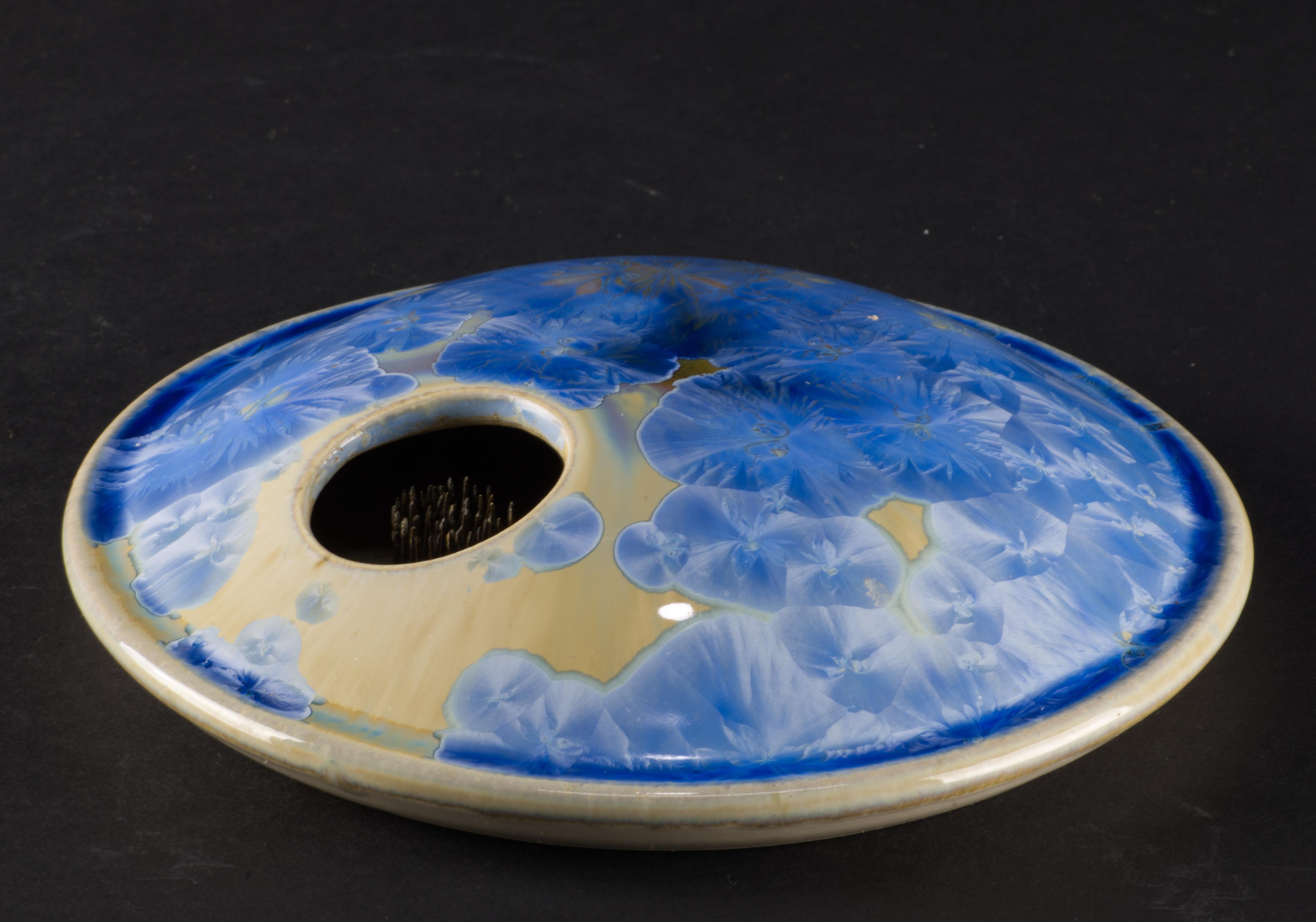 Vase Ikebana en céramique à glaçure cristalline, bleu, American Studio Pottery, 2003 Bon état - En vente à Clifton Springs, NY