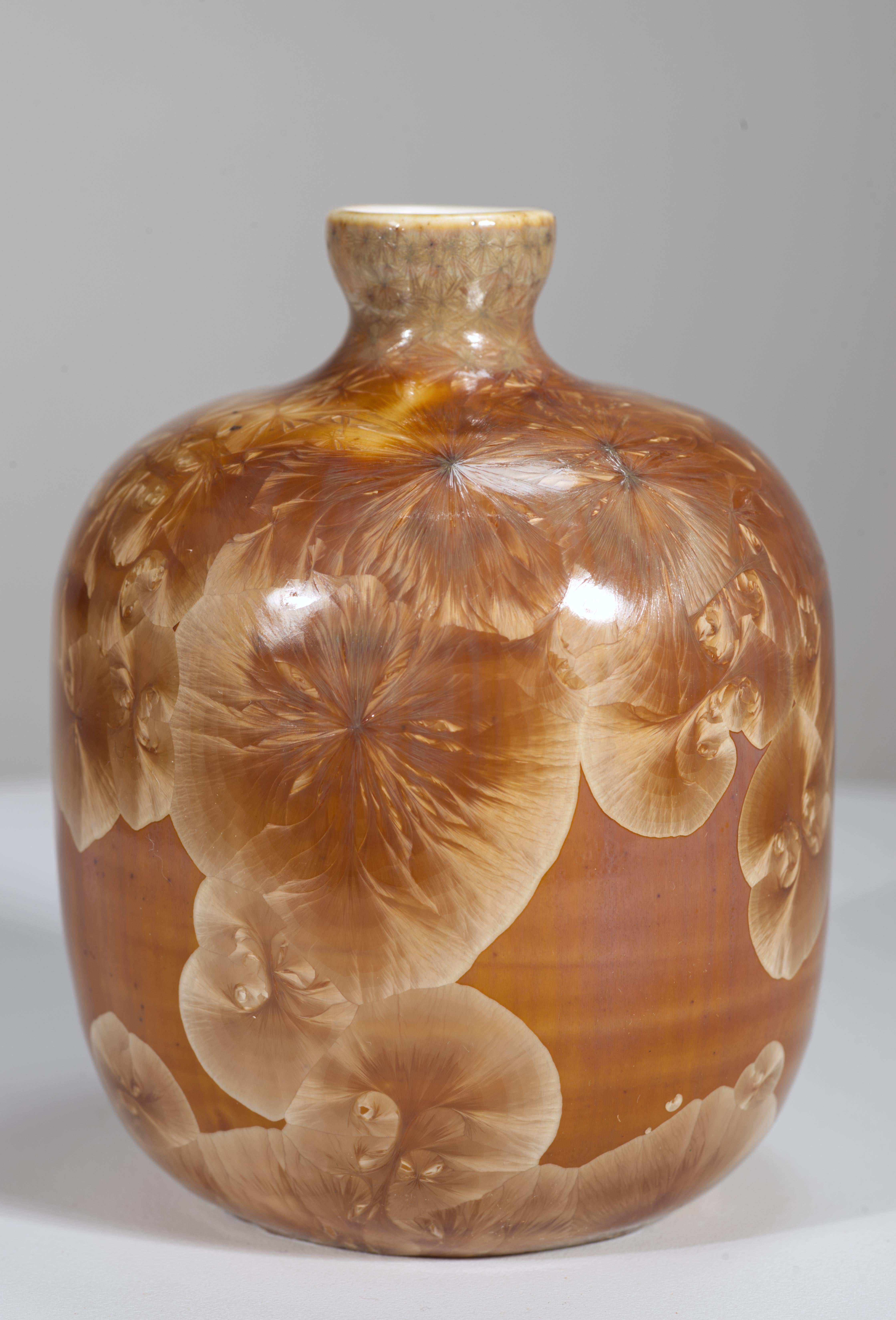  Il sorprendente vaso di boccioli in ceramica di Studio Pottery è decorato con smalti cristallini dai toni vivaci ma armoniosi. Le superfici interne del vaso sono smaltate in un colore monocromatico bianco sporco. 

I cristalli di colore arancione