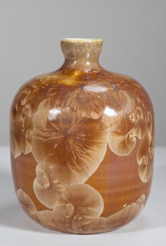 Orangefarbene und braune Knospenvase mit kristalliner Glasur, Art Studio Pottery, 1975