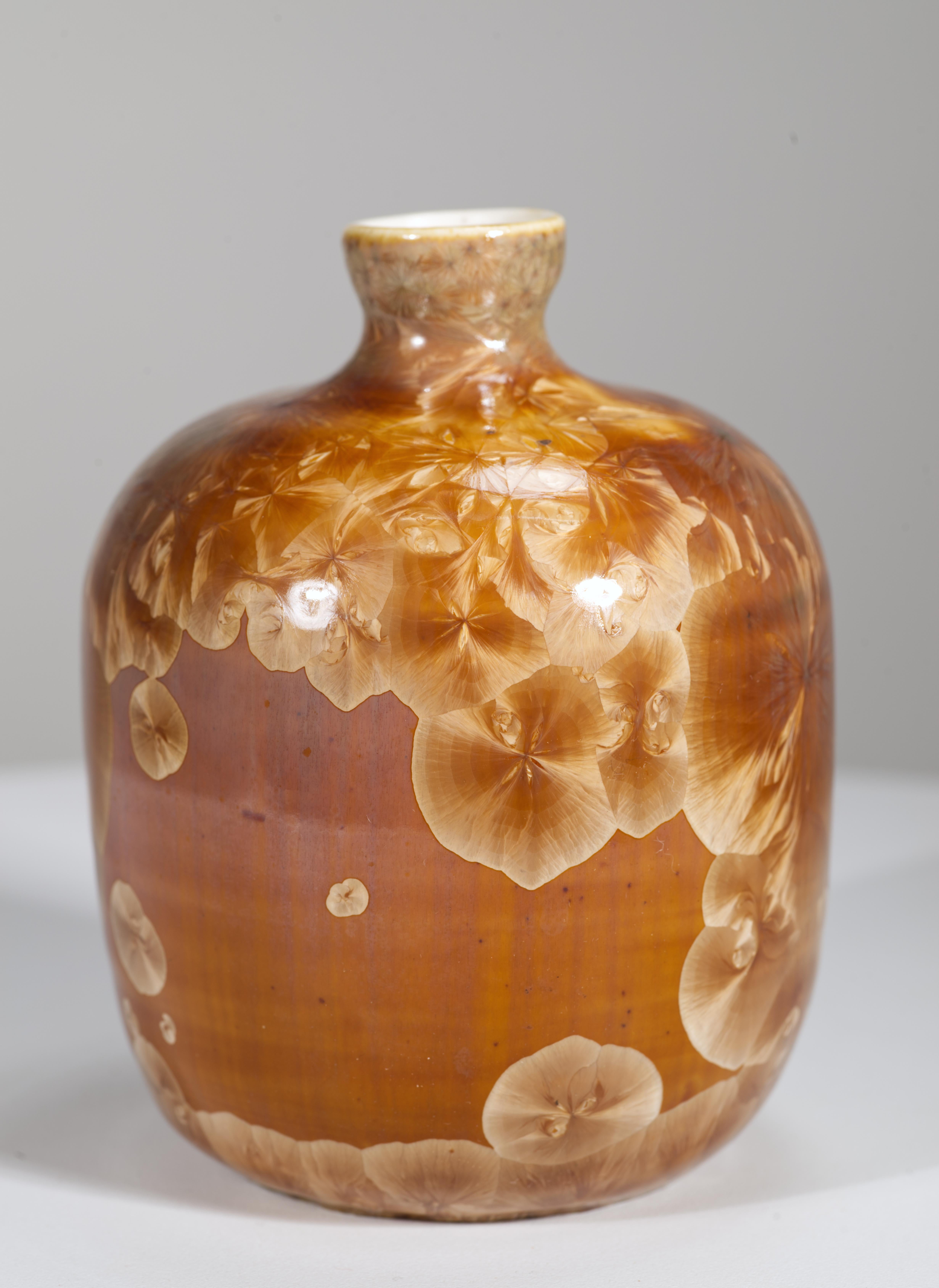 Organico moderno Vaso a bocciolo con smalto cristallino arancione e marrone, Studio Pottery, 1975 in vendita
