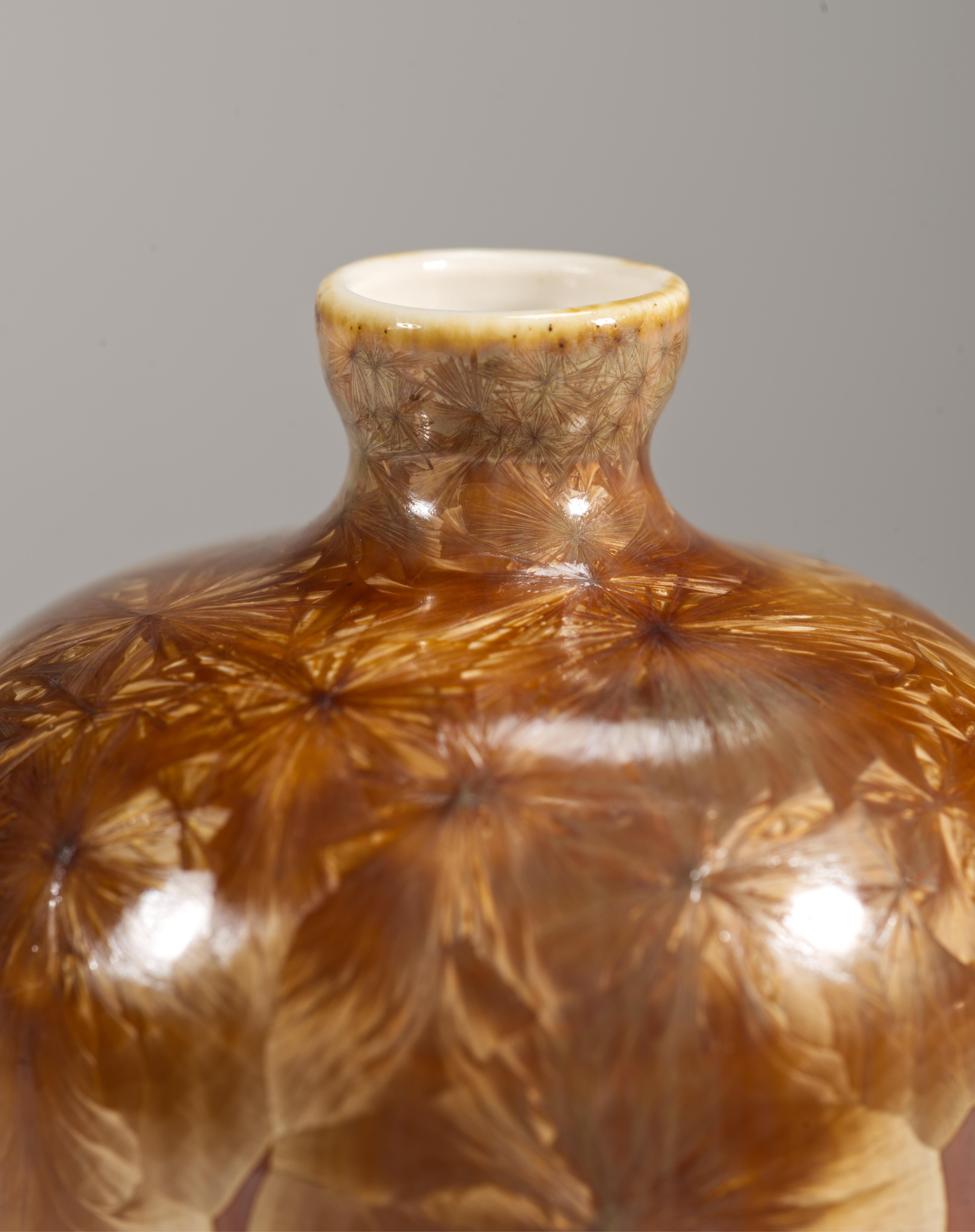 Smaltato Vaso a bocciolo con smalto cristallino arancione e marrone, Studio Pottery, 1975 in vendita