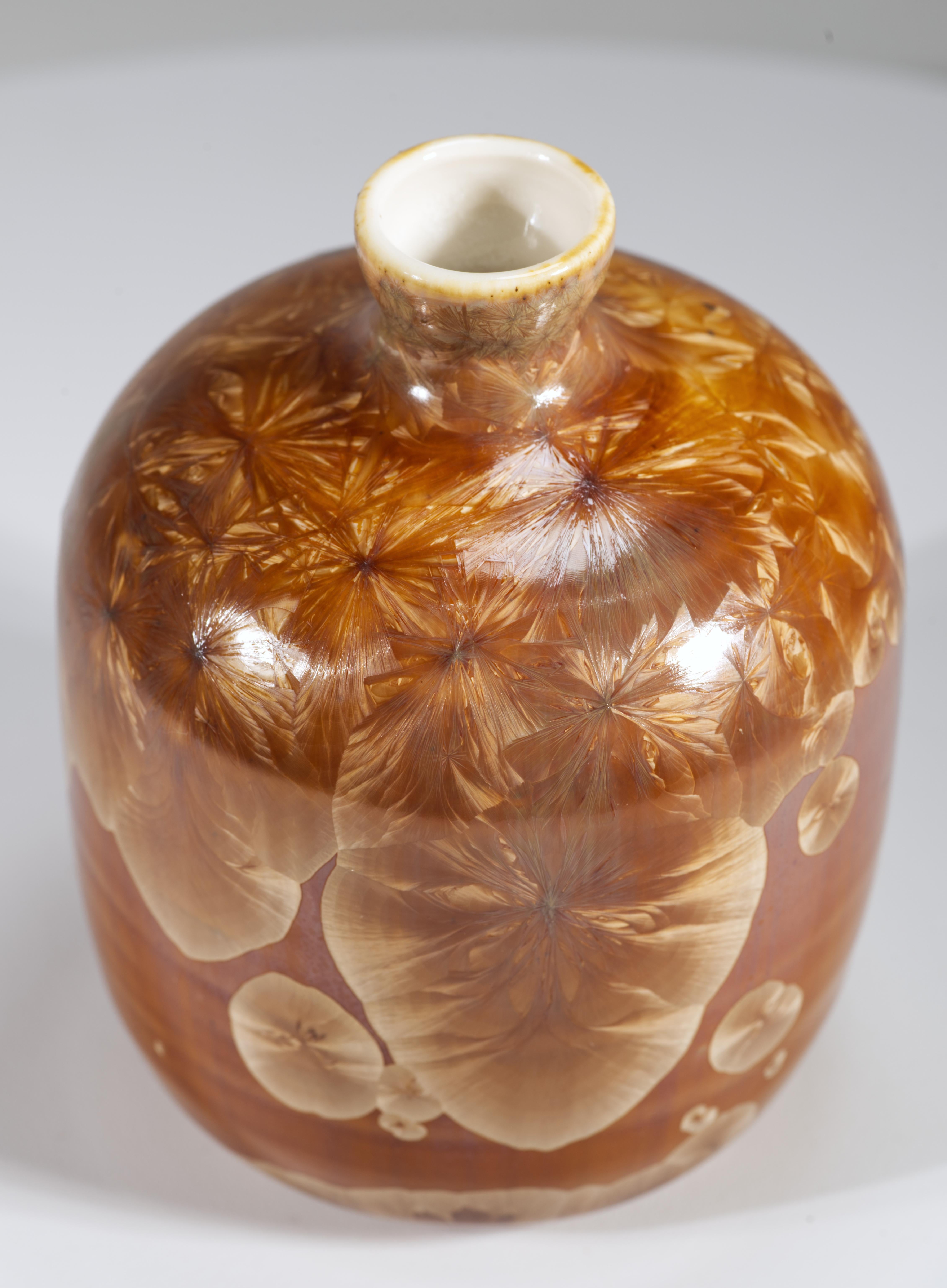 Vaso a bocciolo con smalto cristallino arancione e marrone, Studio Pottery, 1975 In condizioni buone in vendita a Clifton Springs, NY