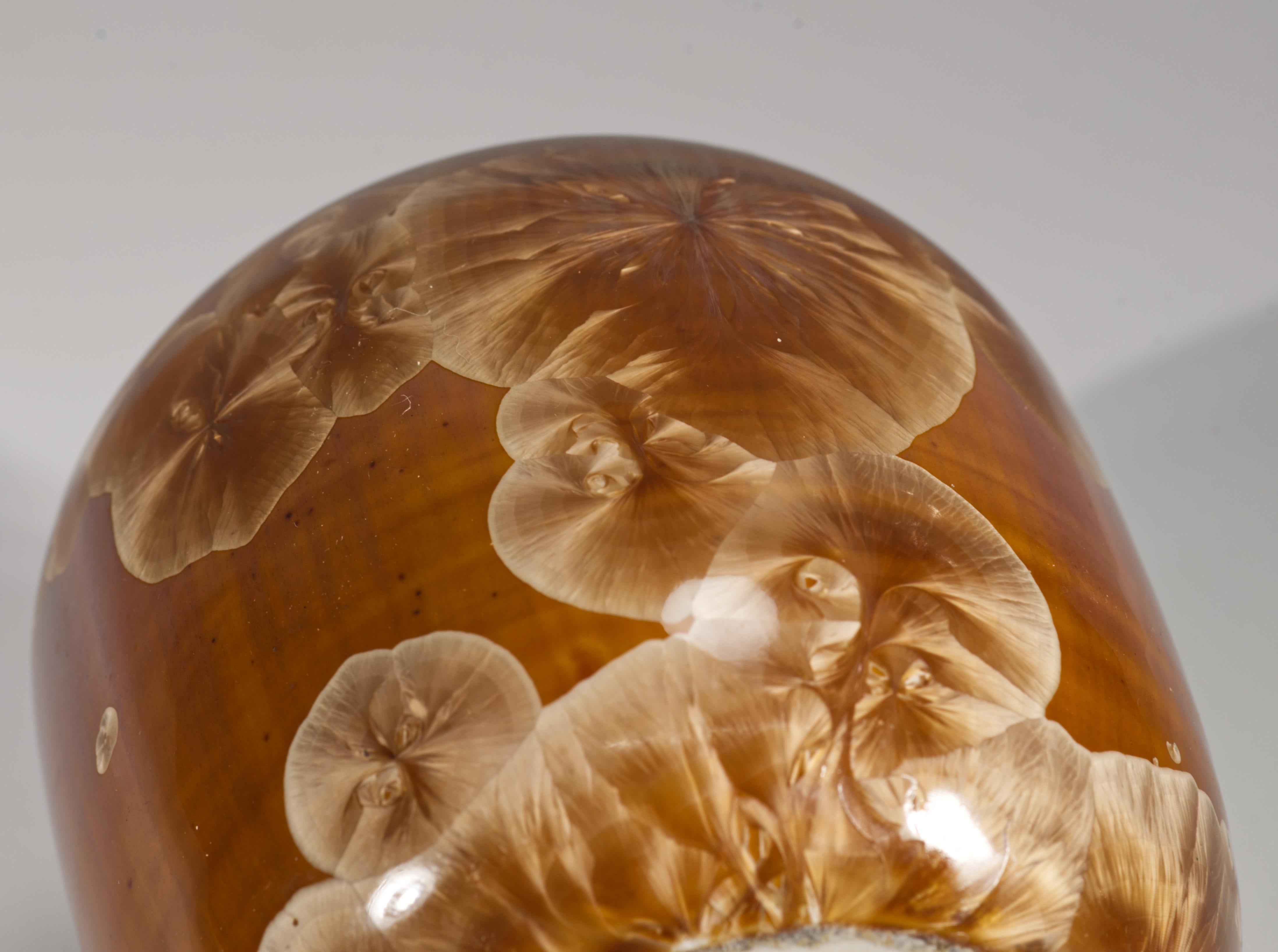 Fine XX secolo Vaso a bocciolo con smalto cristallino arancione e marrone, Studio Pottery, 1975 in vendita