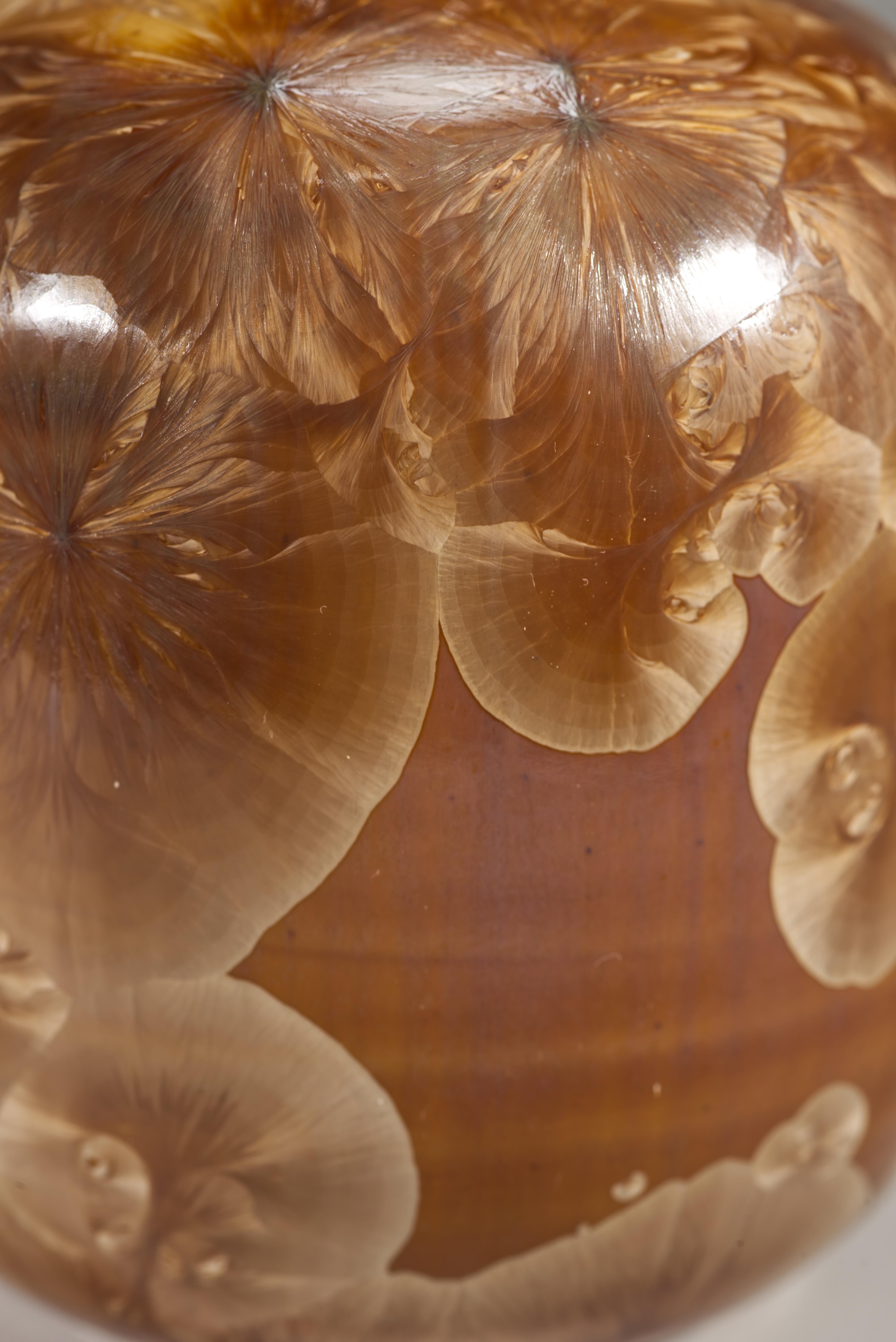 Ceramica Vaso a bocciolo con smalto cristallino arancione e marrone, Studio Pottery, 1975 in vendita