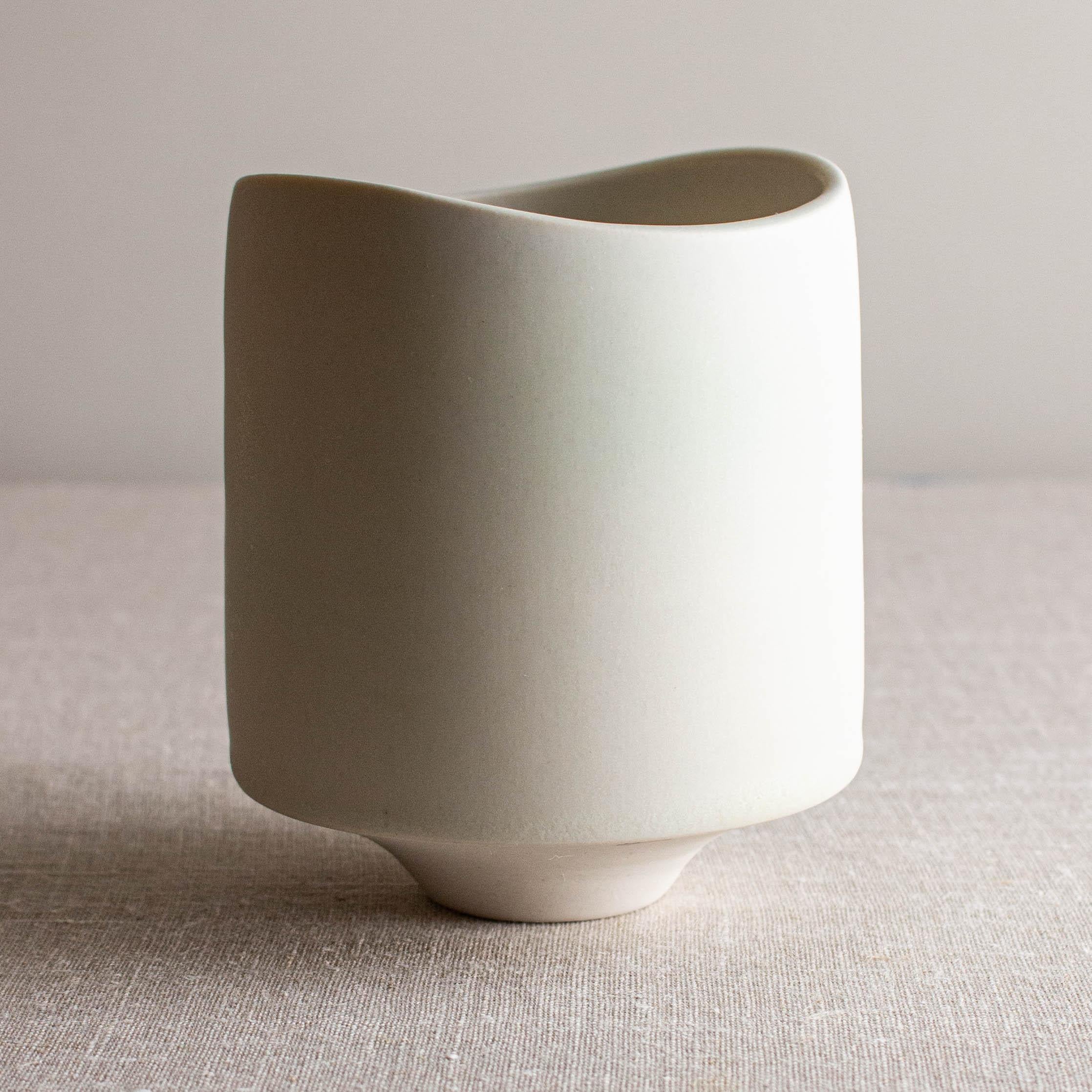 Kristalline Vase aus weißer matter Glasur über weißem Porzellan von Lisa Fleming (Moderne) im Angebot