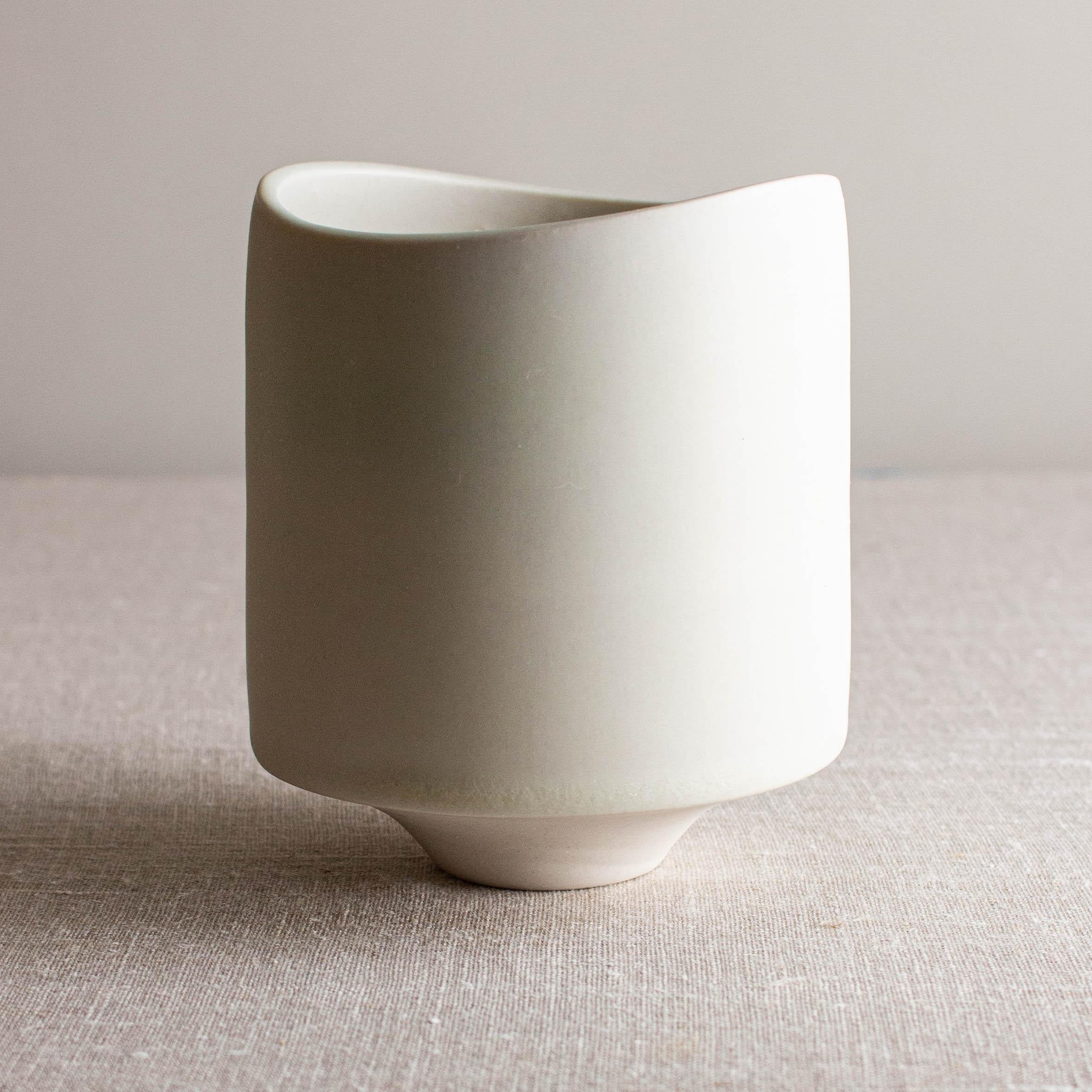 Kristalline Vase aus weißer matter Glasur über weißem Porzellan von Lisa Fleming (Mexikanisch) im Angebot