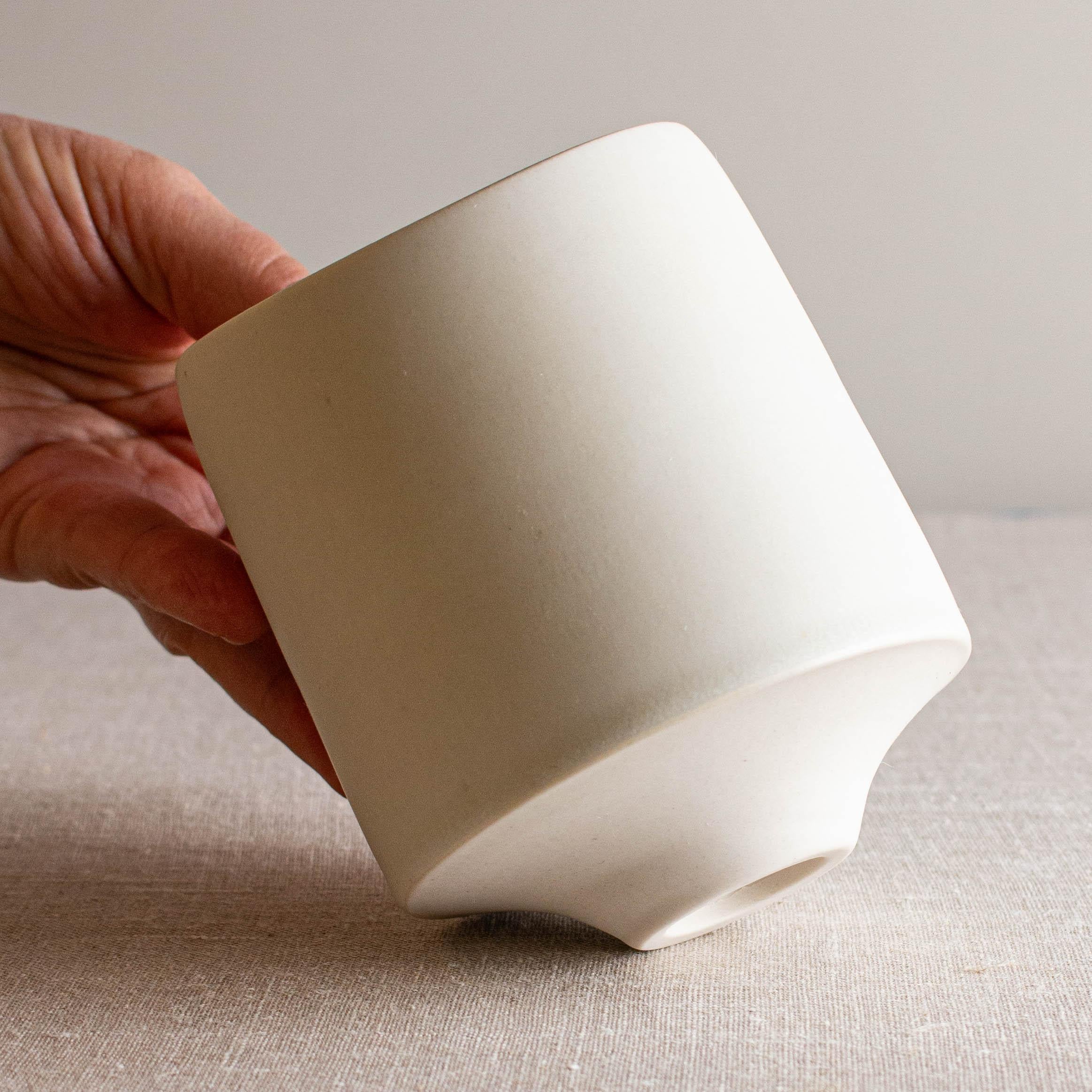 Kristalline Vase aus weißer matter Glasur über weißem Porzellan von Lisa Fleming (Sonstiges) im Angebot