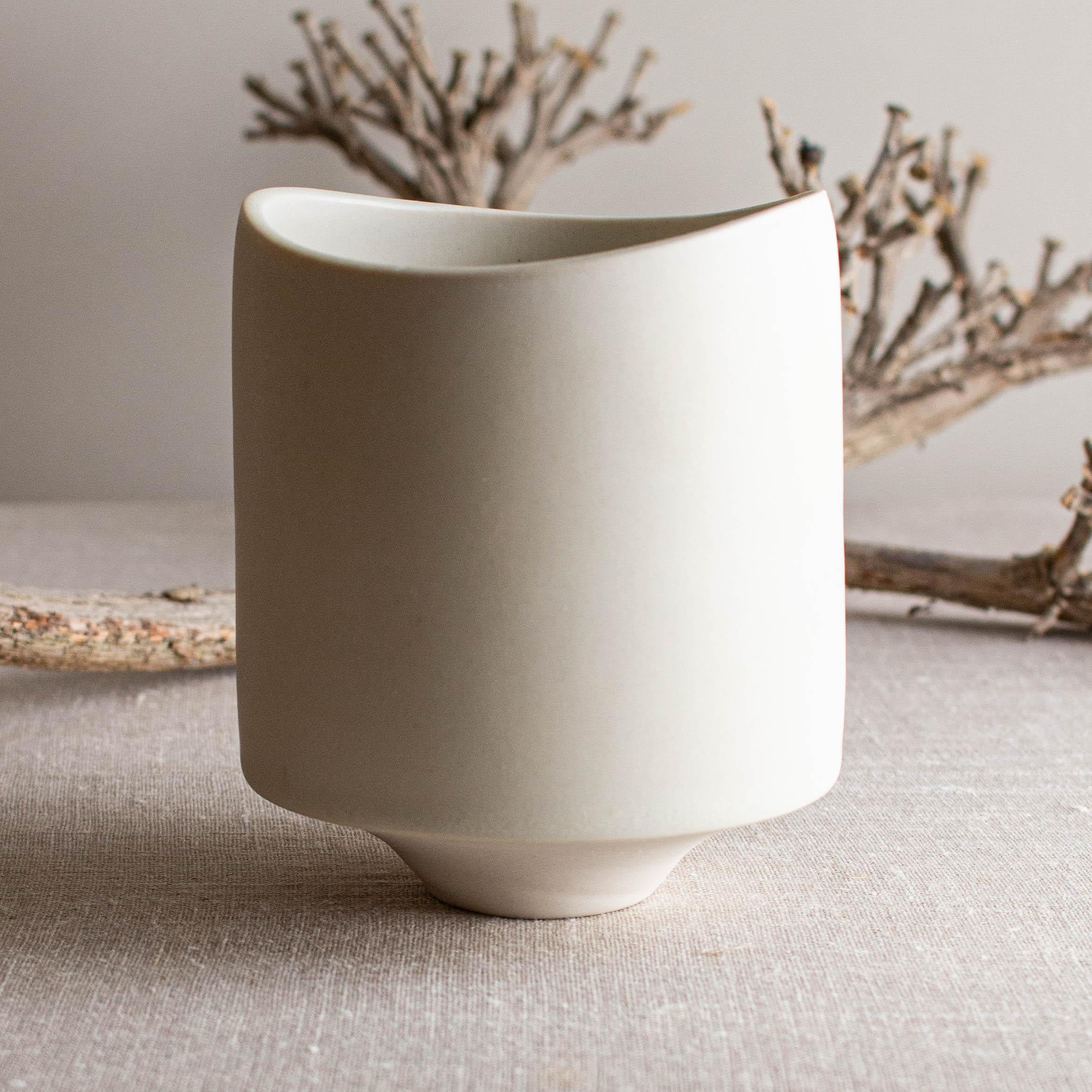 Kristalline Vase aus weißer matter Glasur über weißem Porzellan von Lisa Fleming (21. Jahrhundert und zeitgenössisch) im Angebot