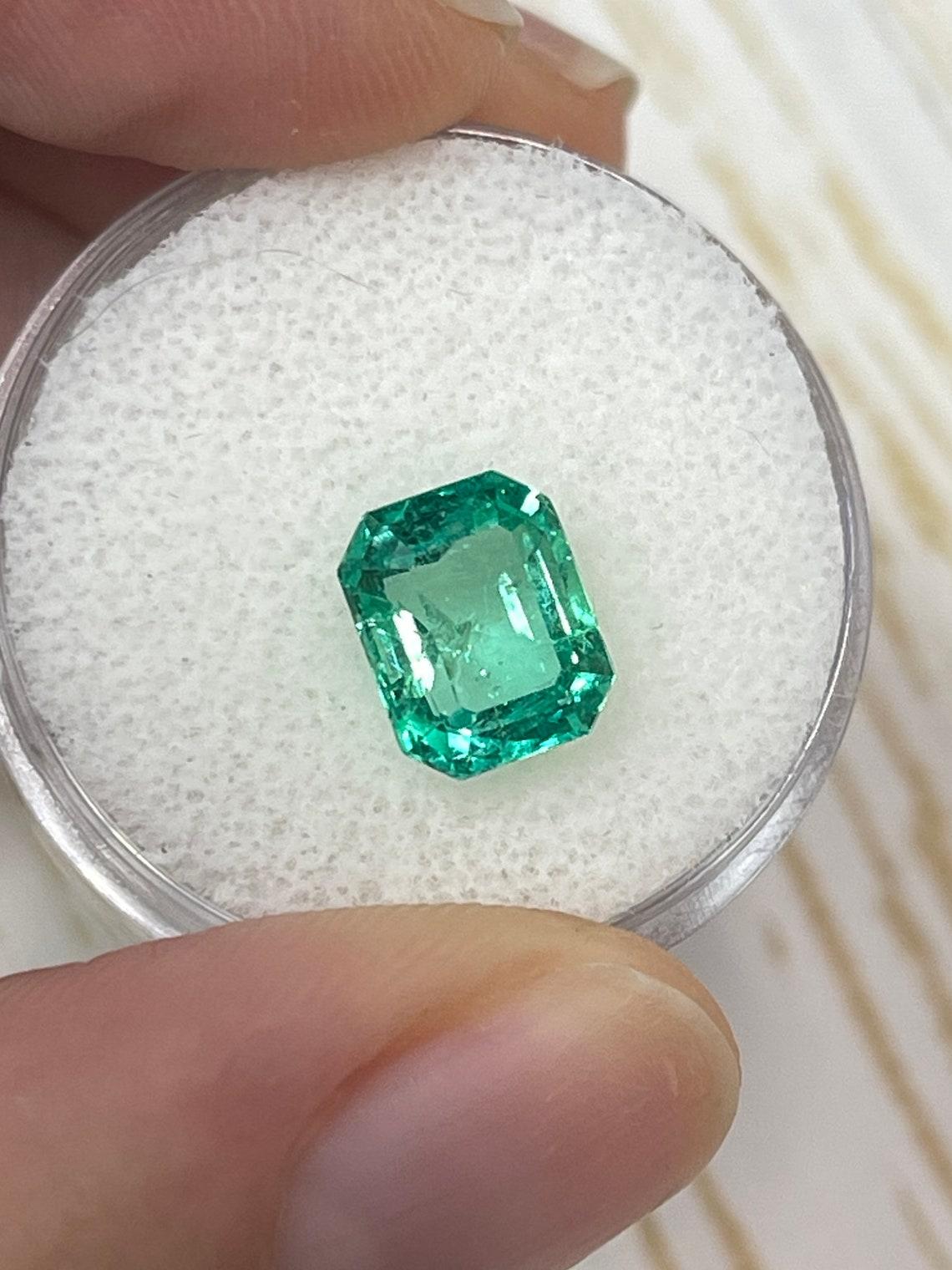 Moderne Crystalline vert jauneâtre taille émeraude de 2,26 carats émeraude de Colombie - mai en vente